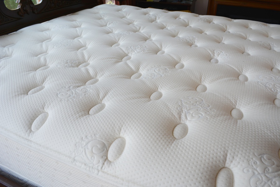 Simmons Beautyrest King Mattress and Box Springs With Plush Pad