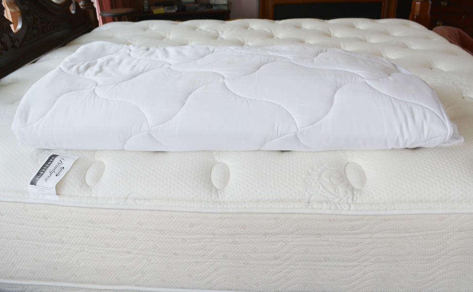 Simmons Beautyrest King Mattress and Box Springs With Plush Pad