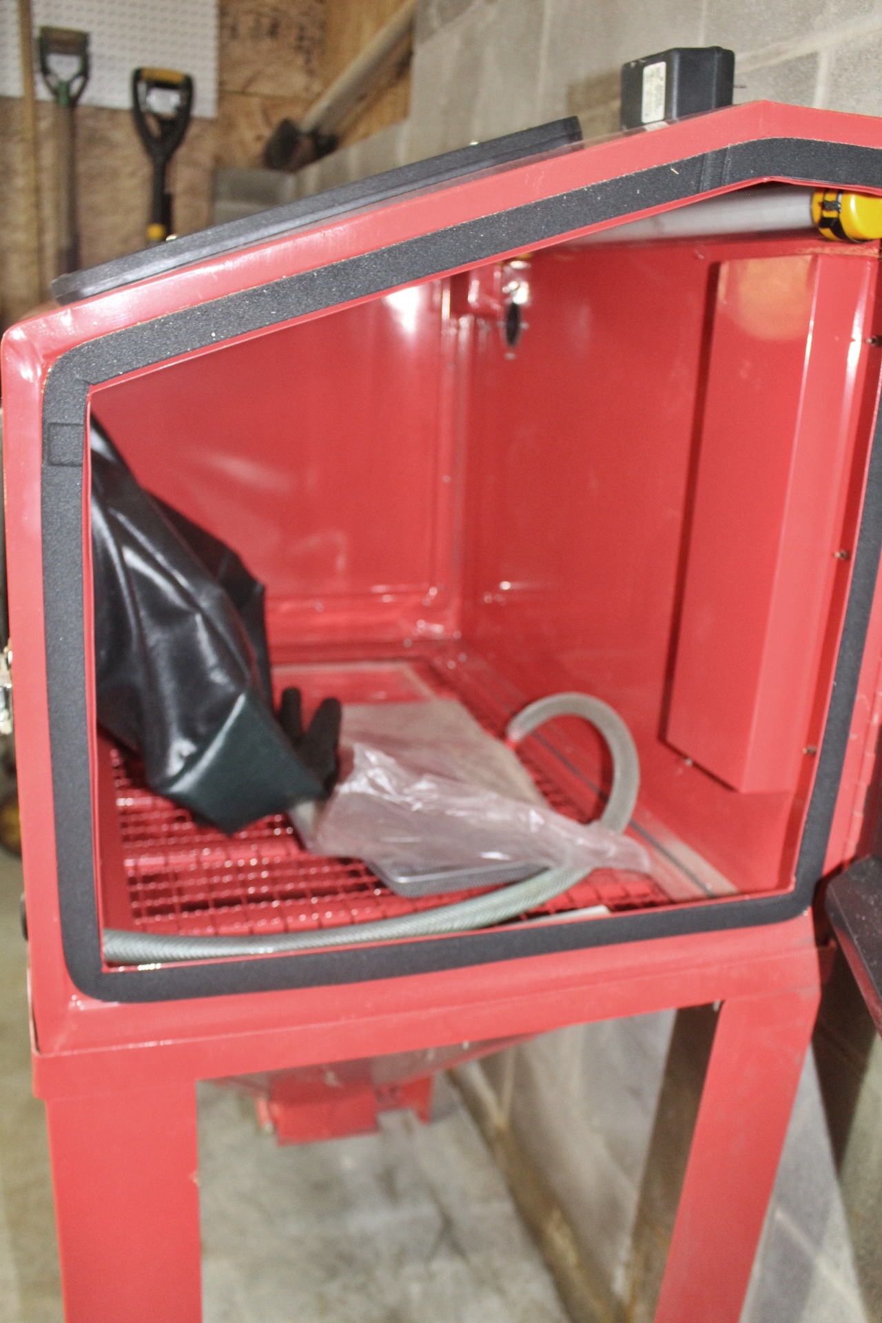 Grizzly Cabinet Sand Blasting Unit