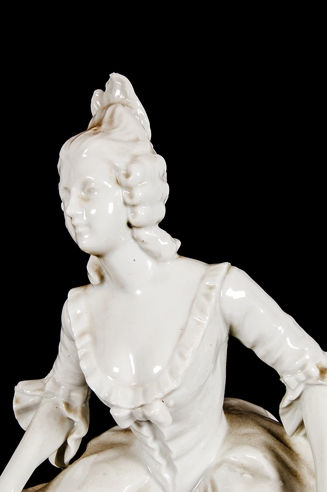 Colonial Figurine Lamp