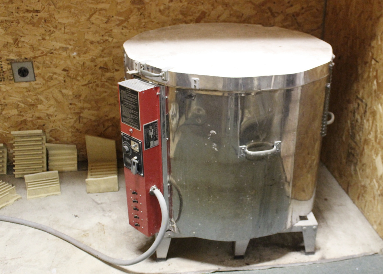 "Evenheat" Manual Kiln w/ Kiln Sitter Control and Supplies
