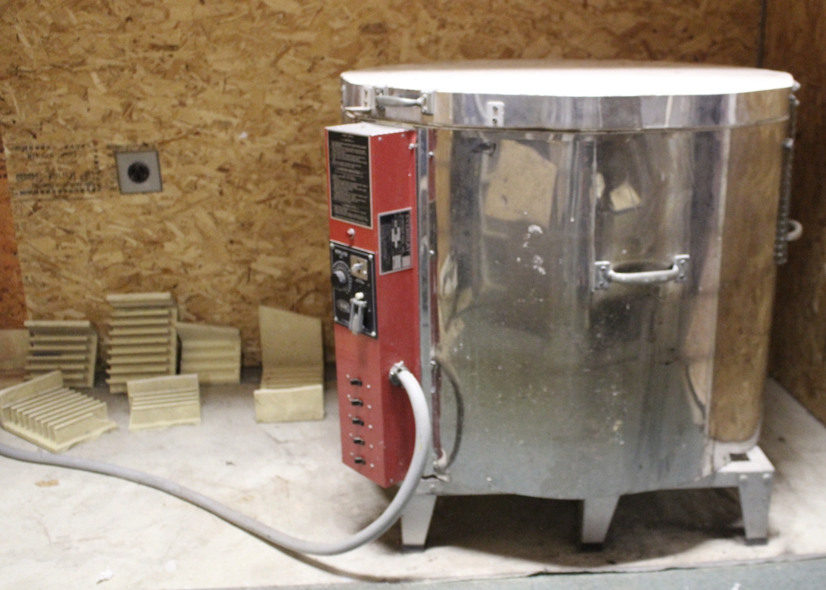 "Evenheat" Manual Kiln w/ Kiln Sitter Control and Supplies
