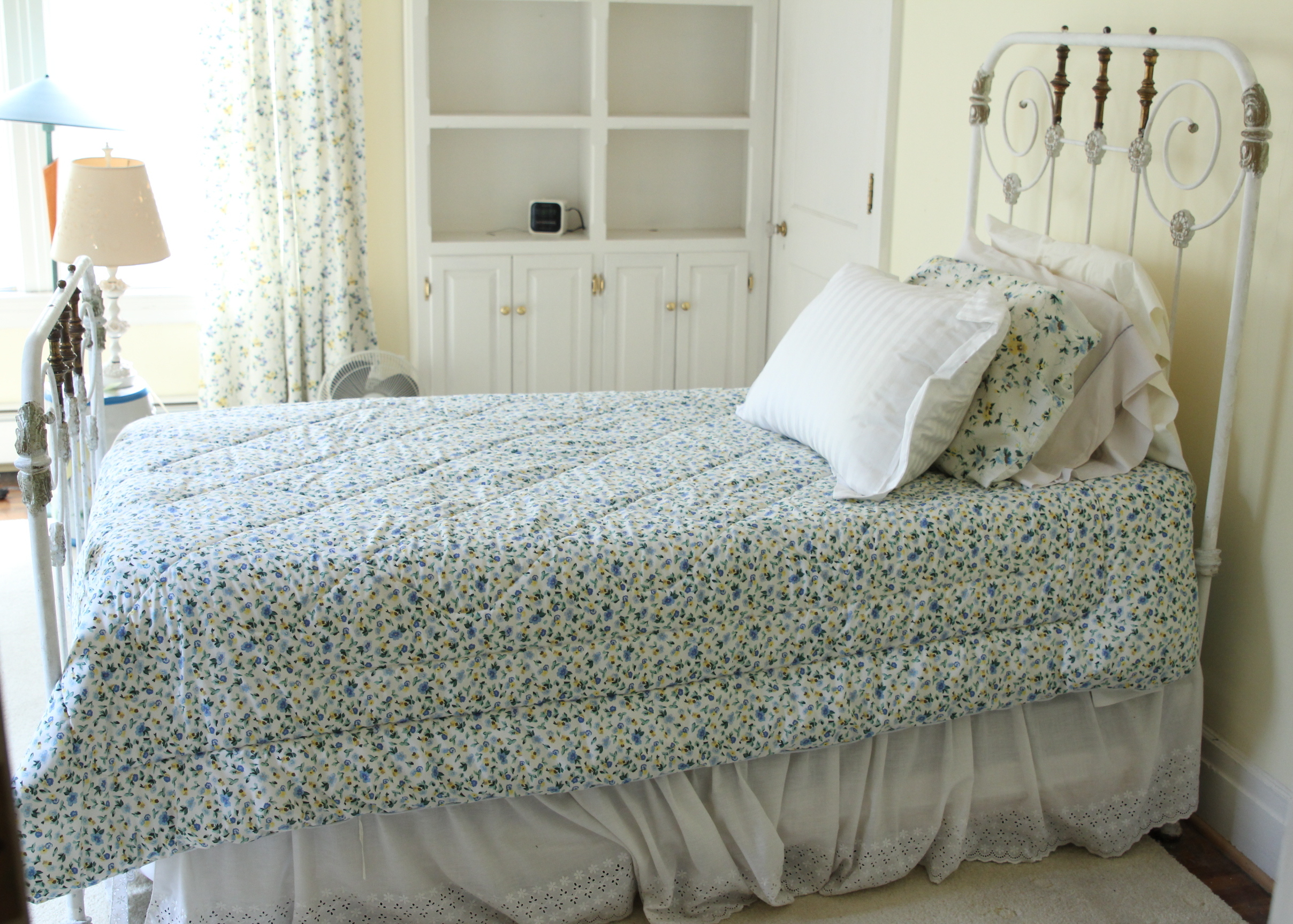 Antique Iron and Brass Trundle Bed