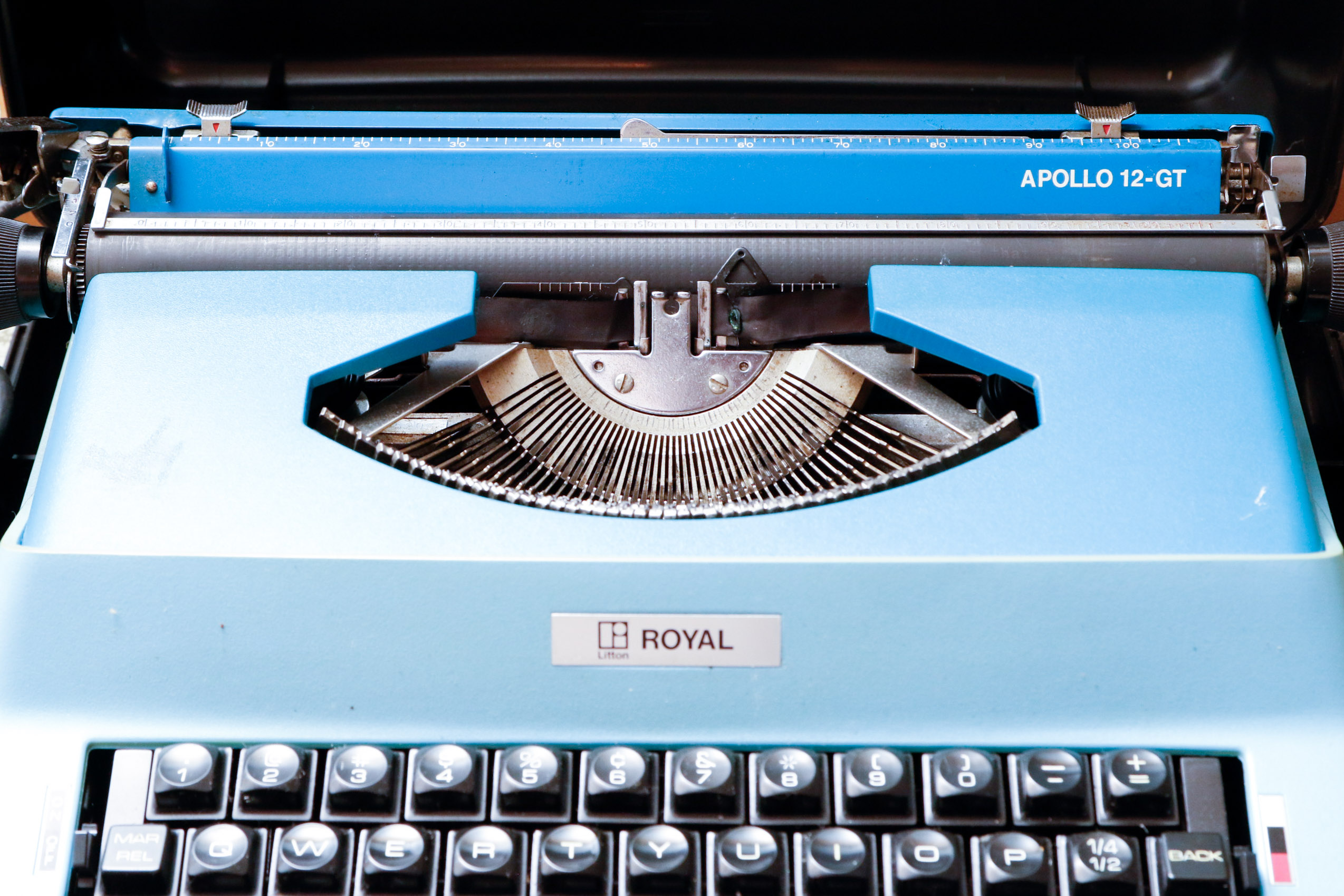 Vintage Royal Apollo 12-GT Typewriter
