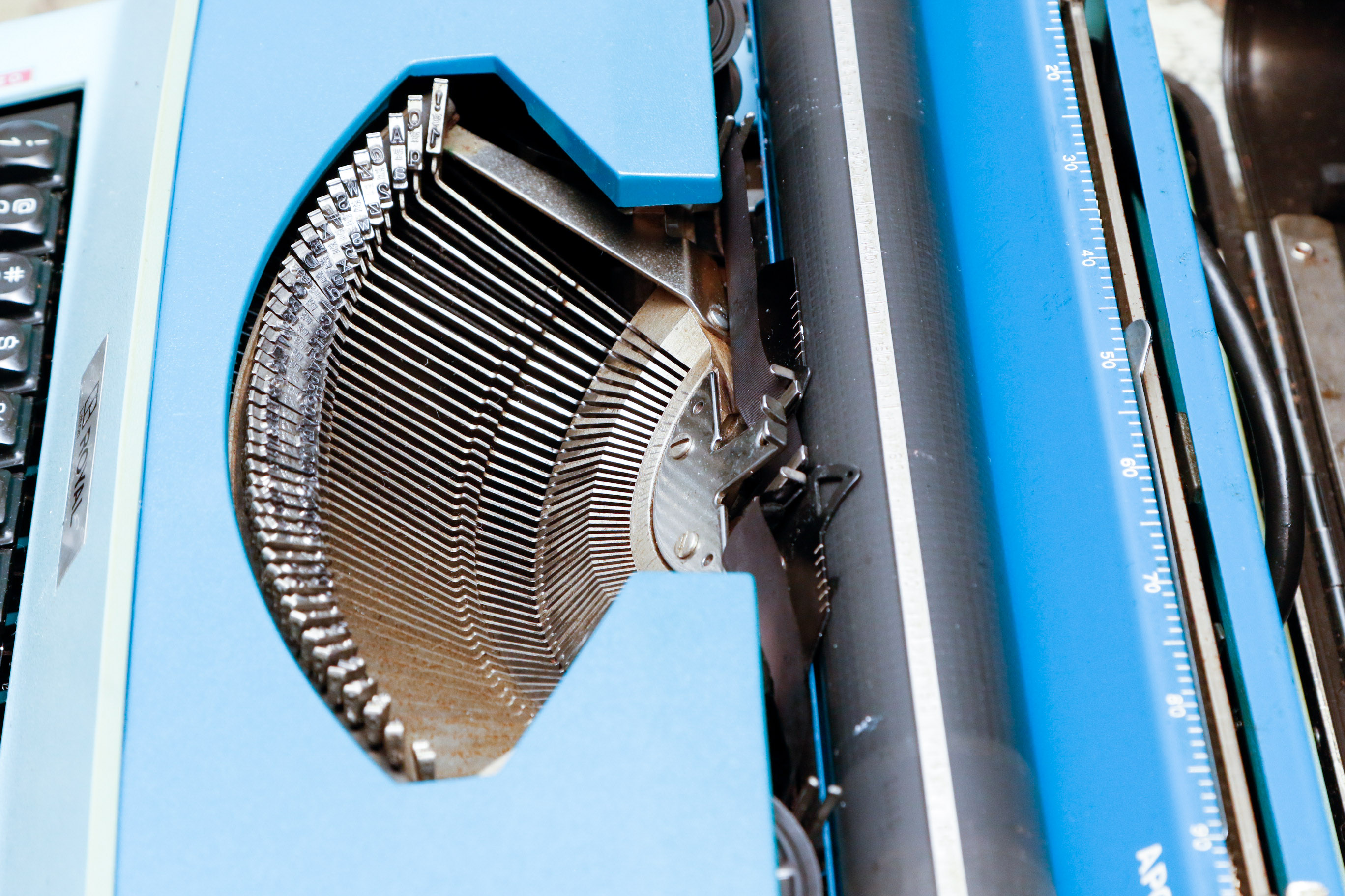 Vintage Royal Apollo 12-GT Typewriter