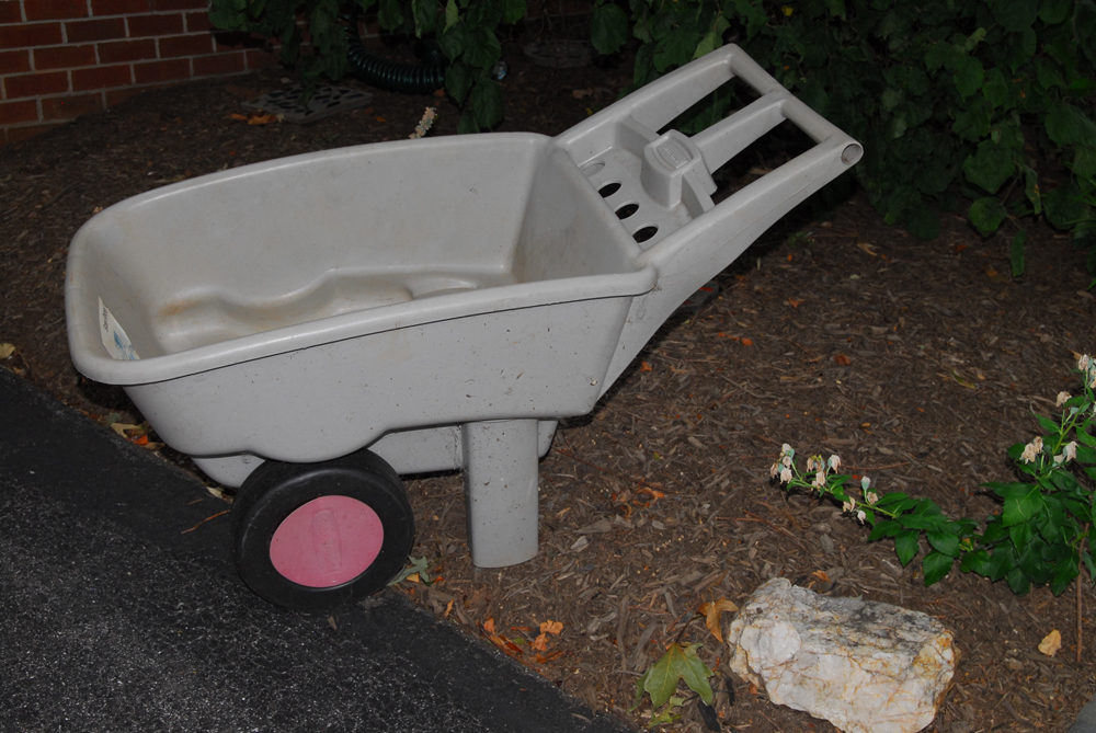 Rubbermaid Garden Cart