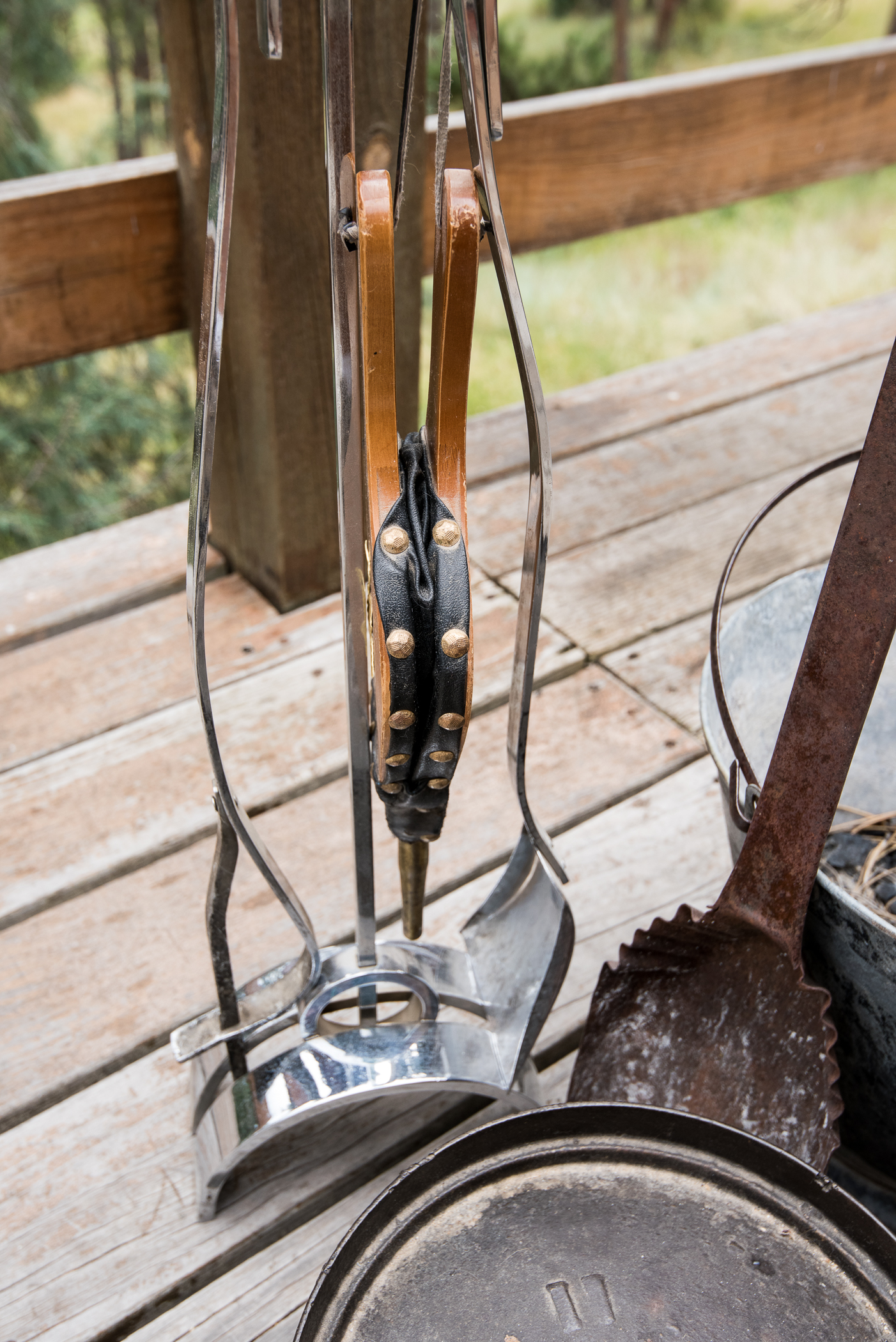 Cast Iron Pot With Lid and Shovel