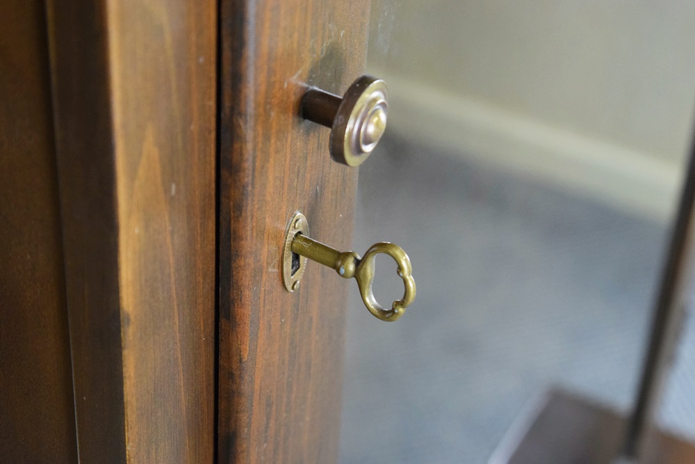 Glass Gun Display Case with Lockable Door