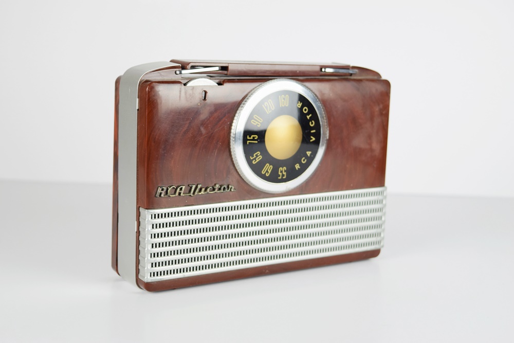 Vintage 1950 RCA Victor Portable Radio in Brown Bakelite Case