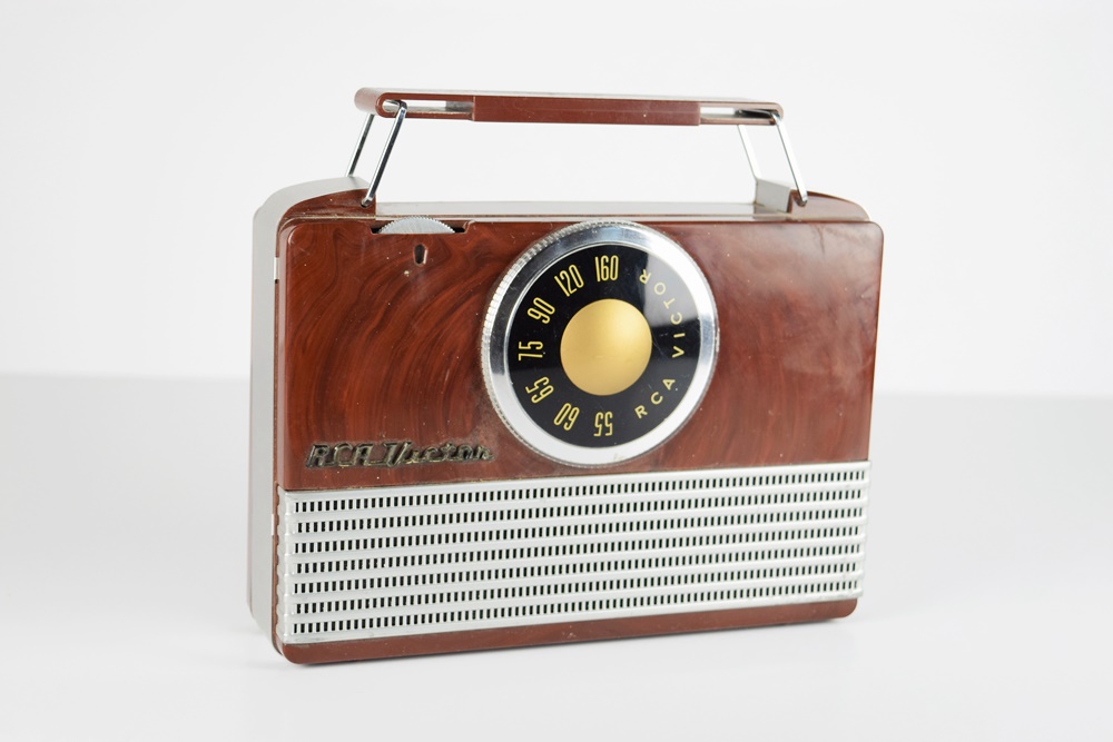 Vintage 1950 RCA Victor Portable Radio in Brown Bakelite Case
