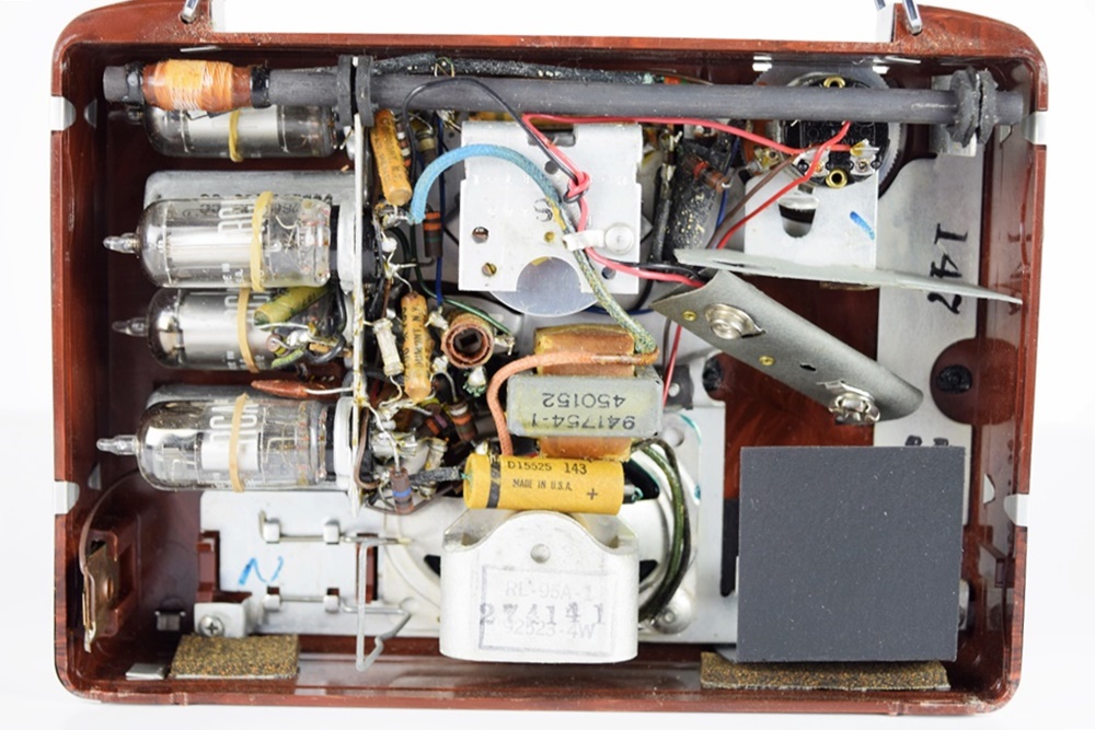 Vintage 1950 RCA Victor Portable Radio in Brown Bakelite Case