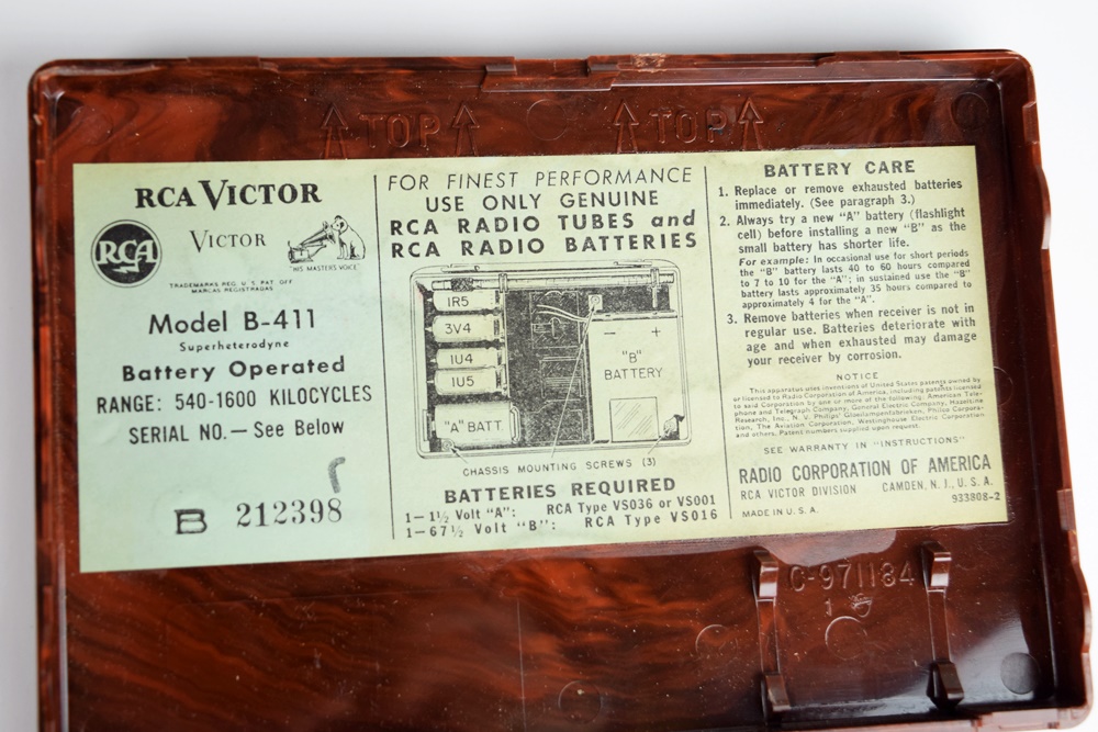 Vintage 1950 RCA Victor Portable Radio in Brown Bakelite Case