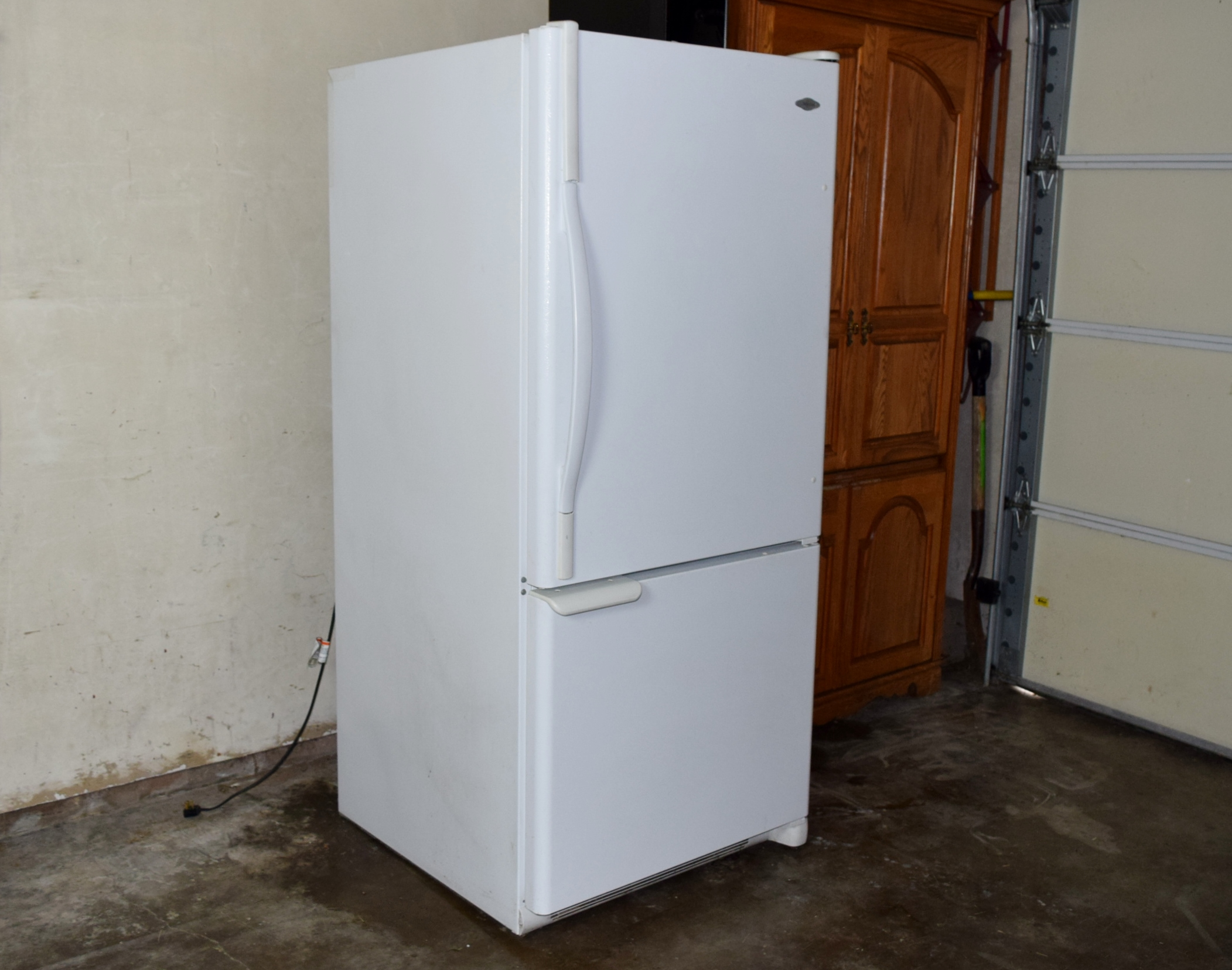 Maytag Performa 19 cu ft Refrigerator With Bottom Freezer