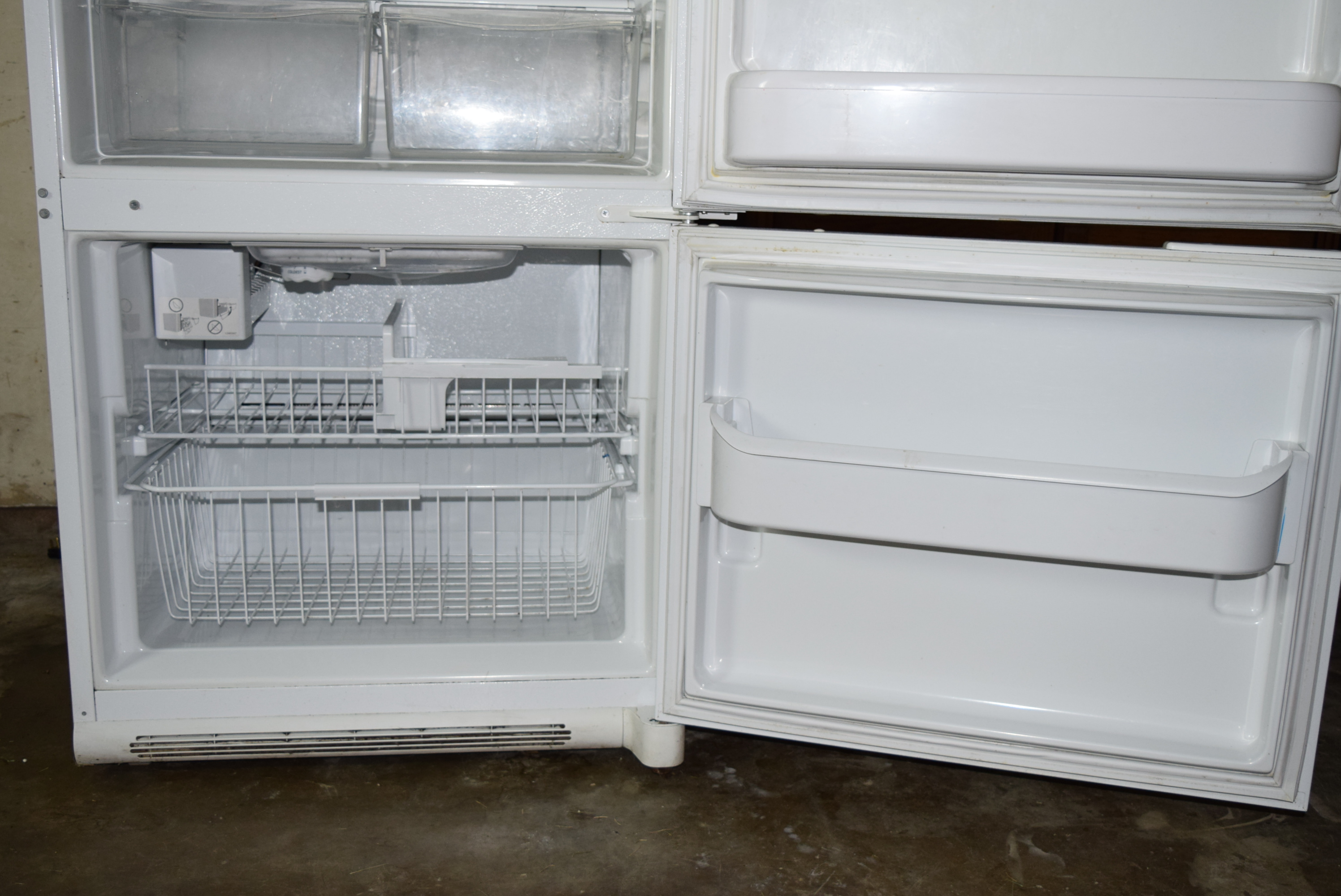 Maytag Performa 19 cu ft Refrigerator With Bottom Freezer