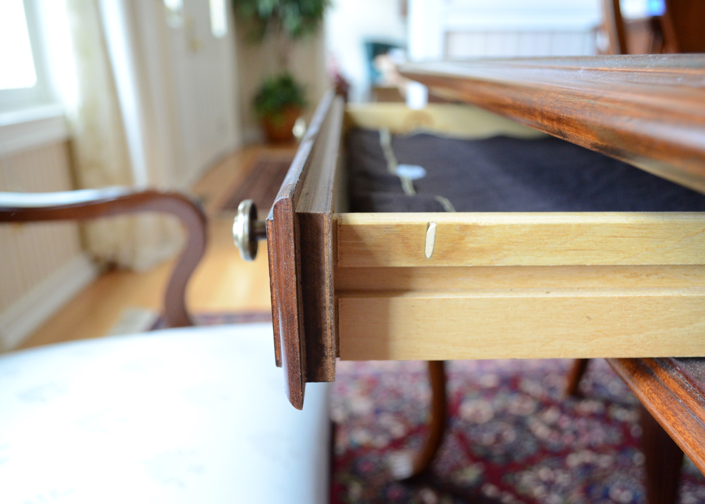 Cherry American Drew Queen Anne Dining Table and Chairs