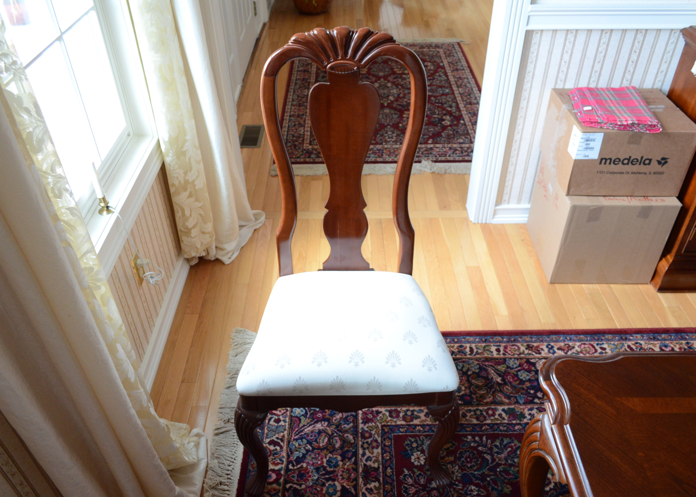 Cherry American Drew Queen Anne Dining Table and Chairs