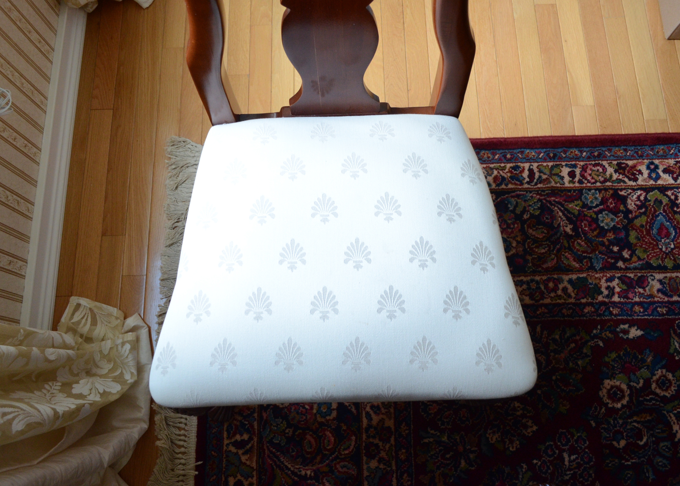 Cherry American Drew Queen Anne Dining Table and Chairs