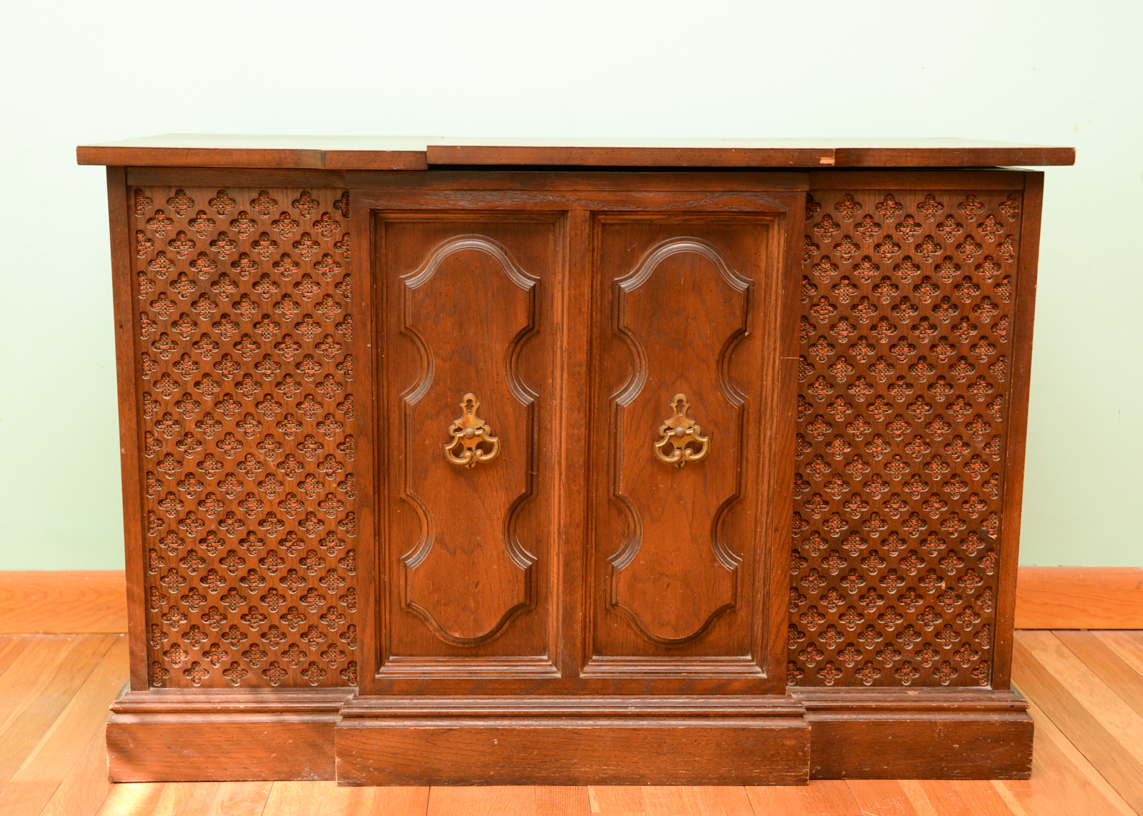 The Fisher Metropolitan Stereo Console Cabinet