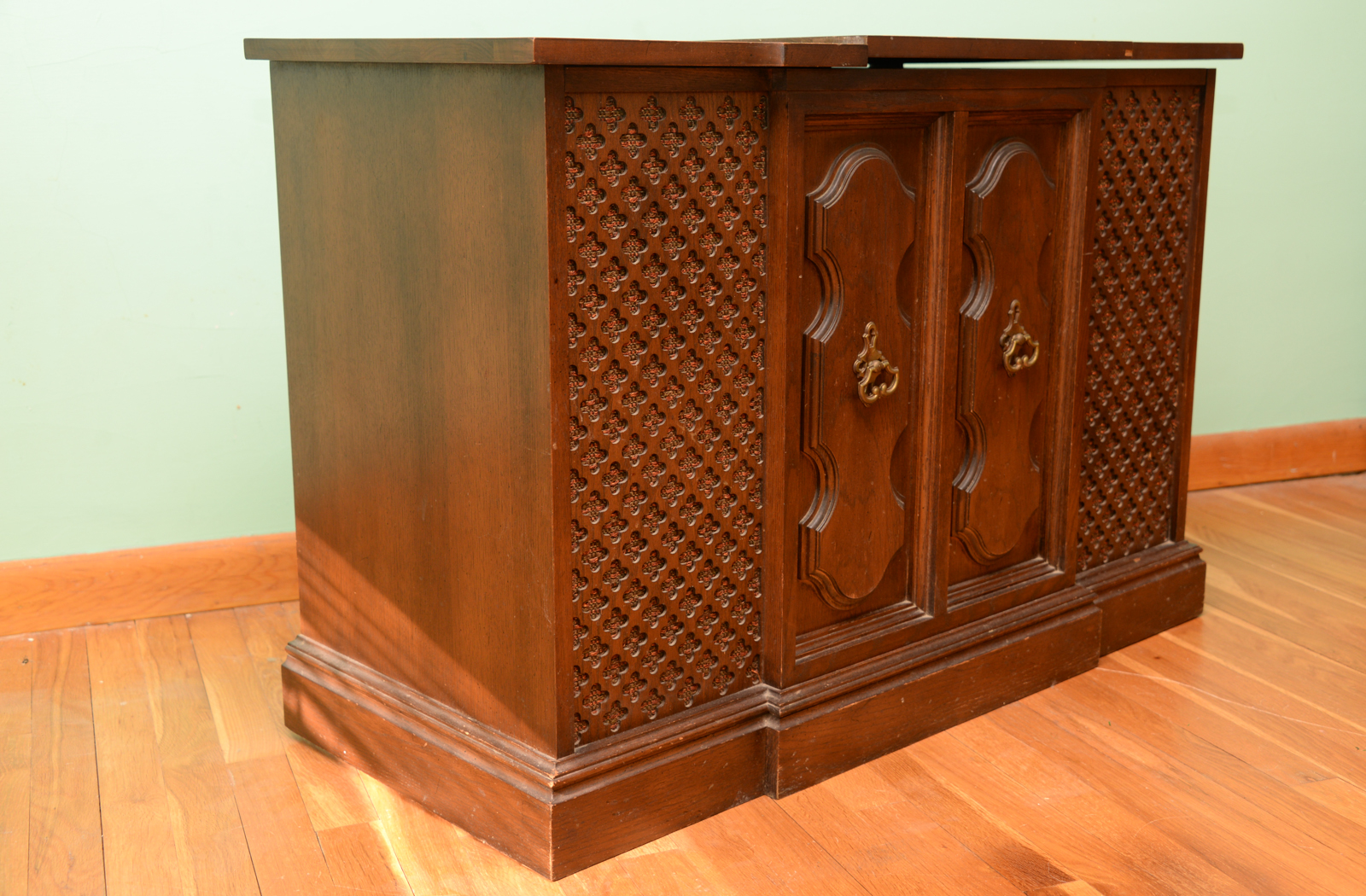 The Fisher Metropolitan Stereo Console Cabinet