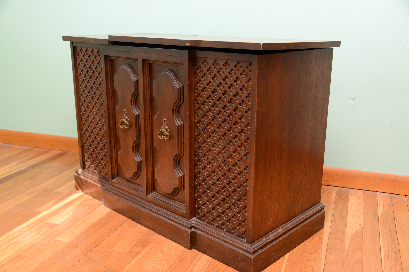 The Fisher Metropolitan Stereo Console Cabinet