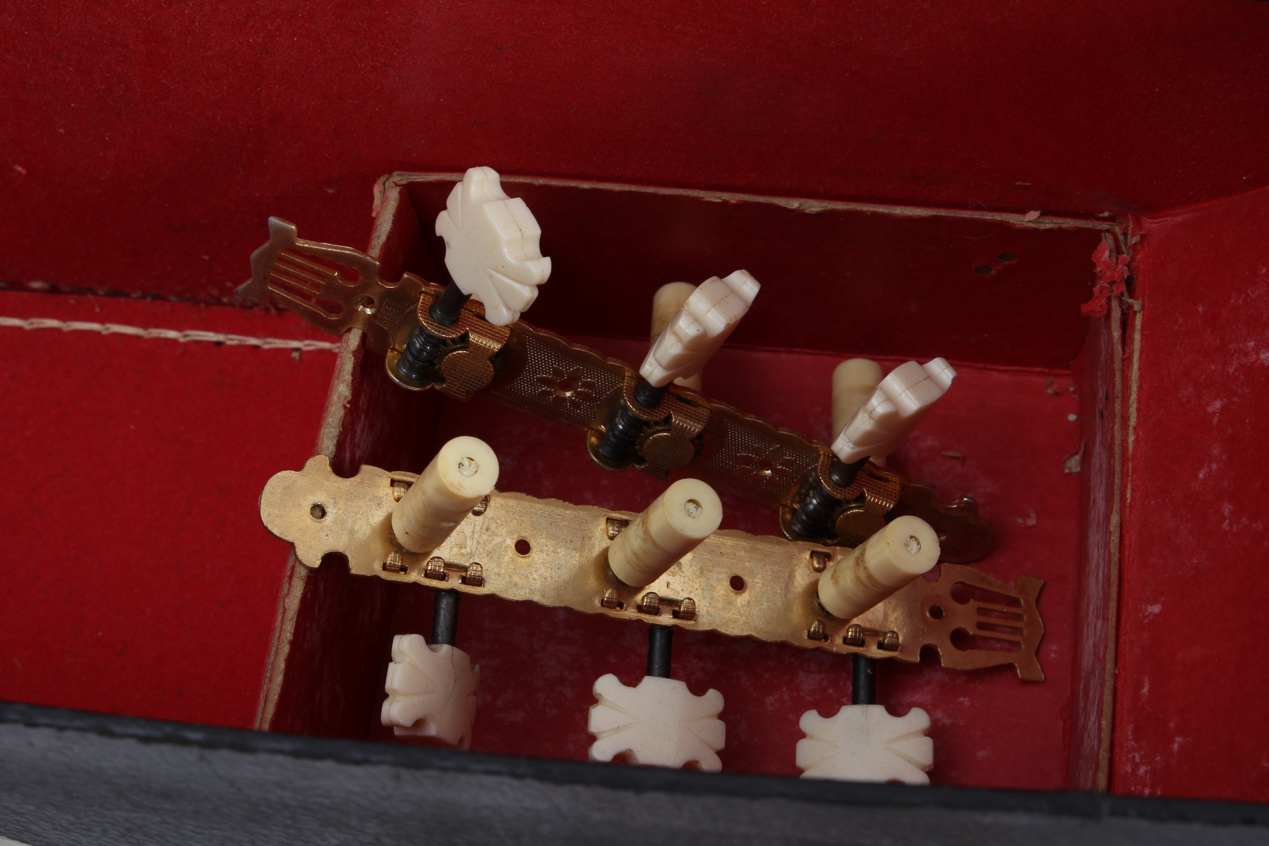 Vintage Antigua Casa Nunez Guitar in Case