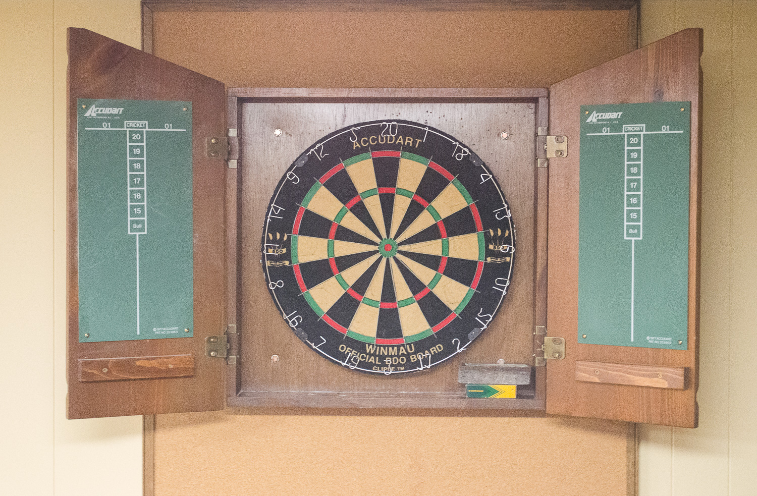 Accudart Dartboard and Kings Arms Cabinet