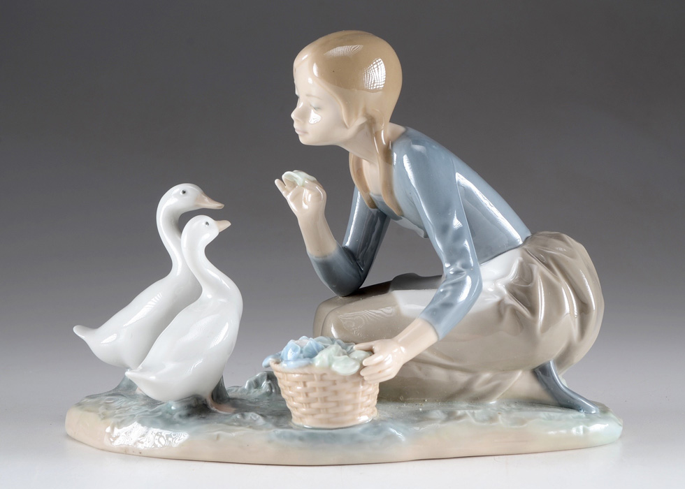 LLadro Porcelain Figurine "Girl Feeding Ducks"