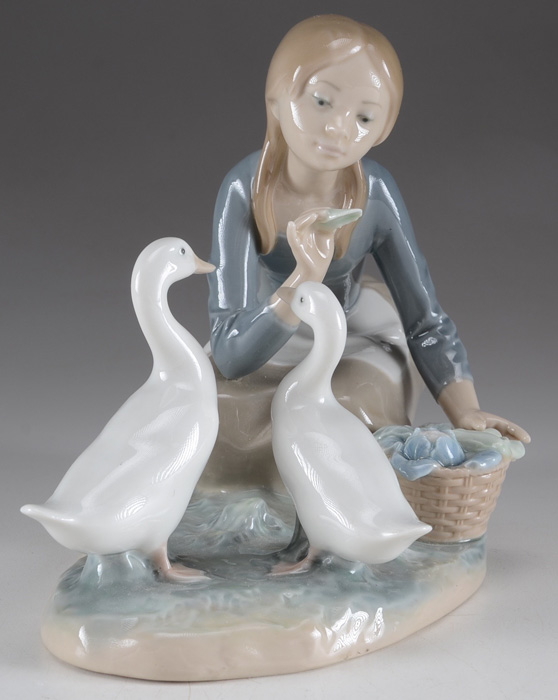 LLadro Porcelain Figurine "Girl Feeding Ducks"