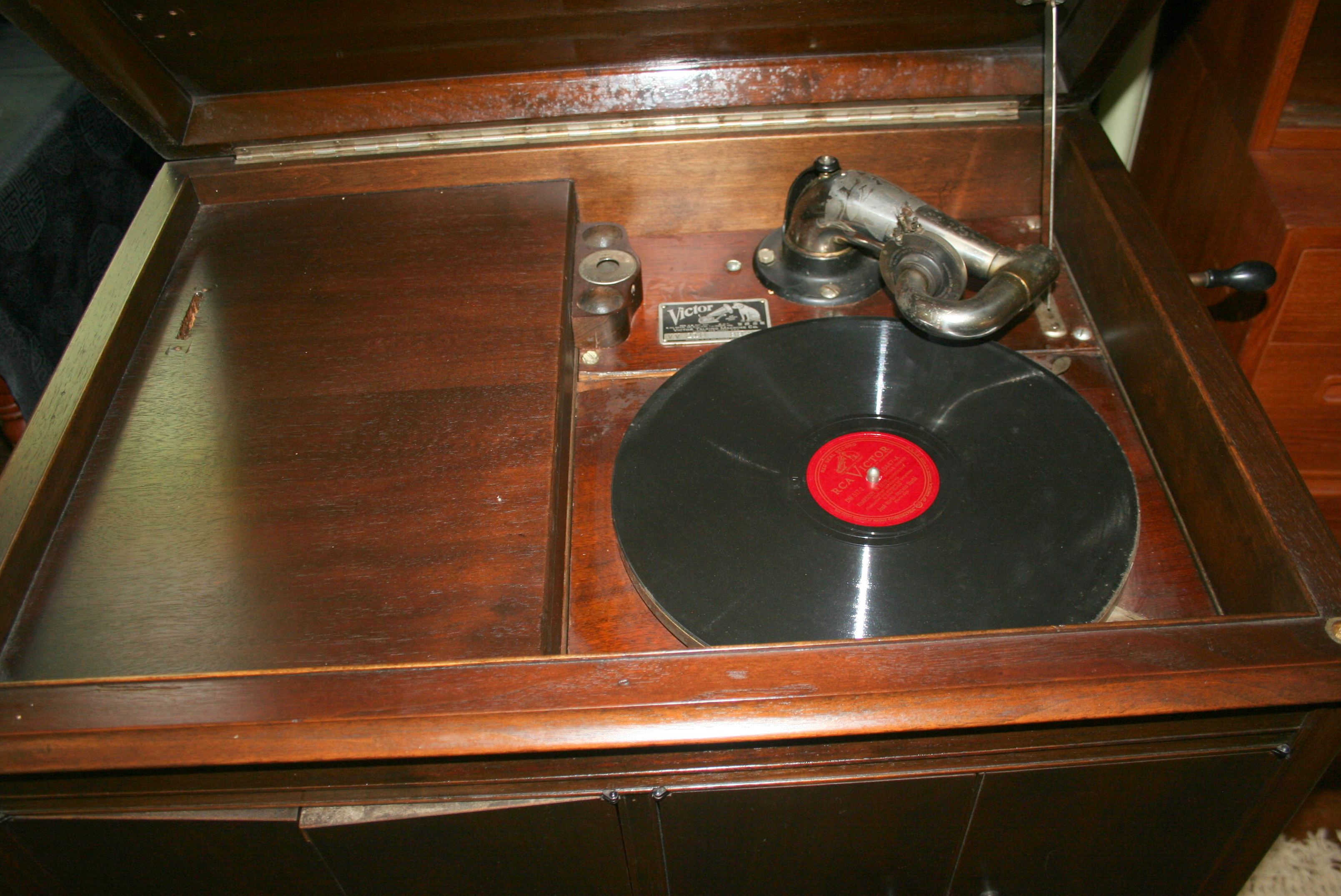 1920s Victrola Record Player in Cabinet