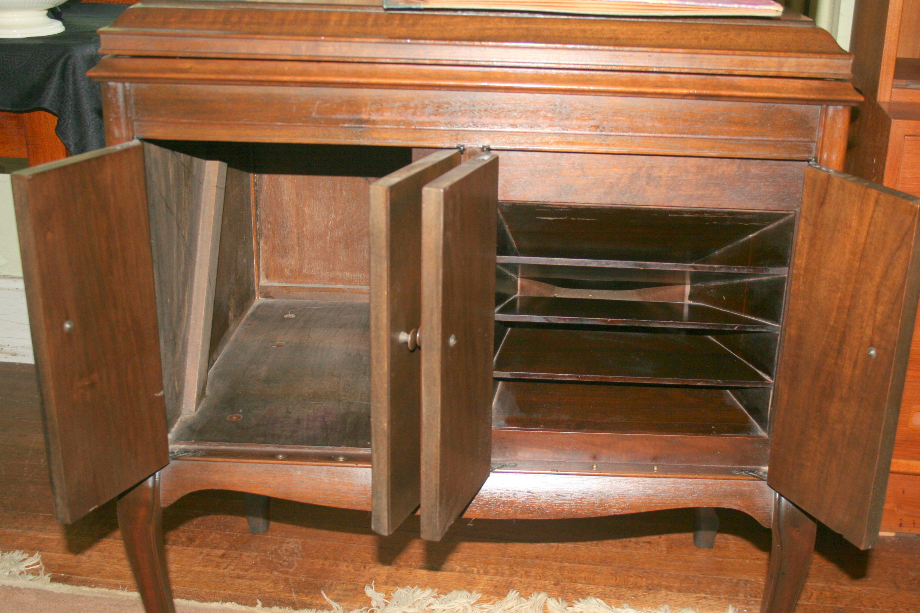 1920s Victrola Record Player in Cabinet