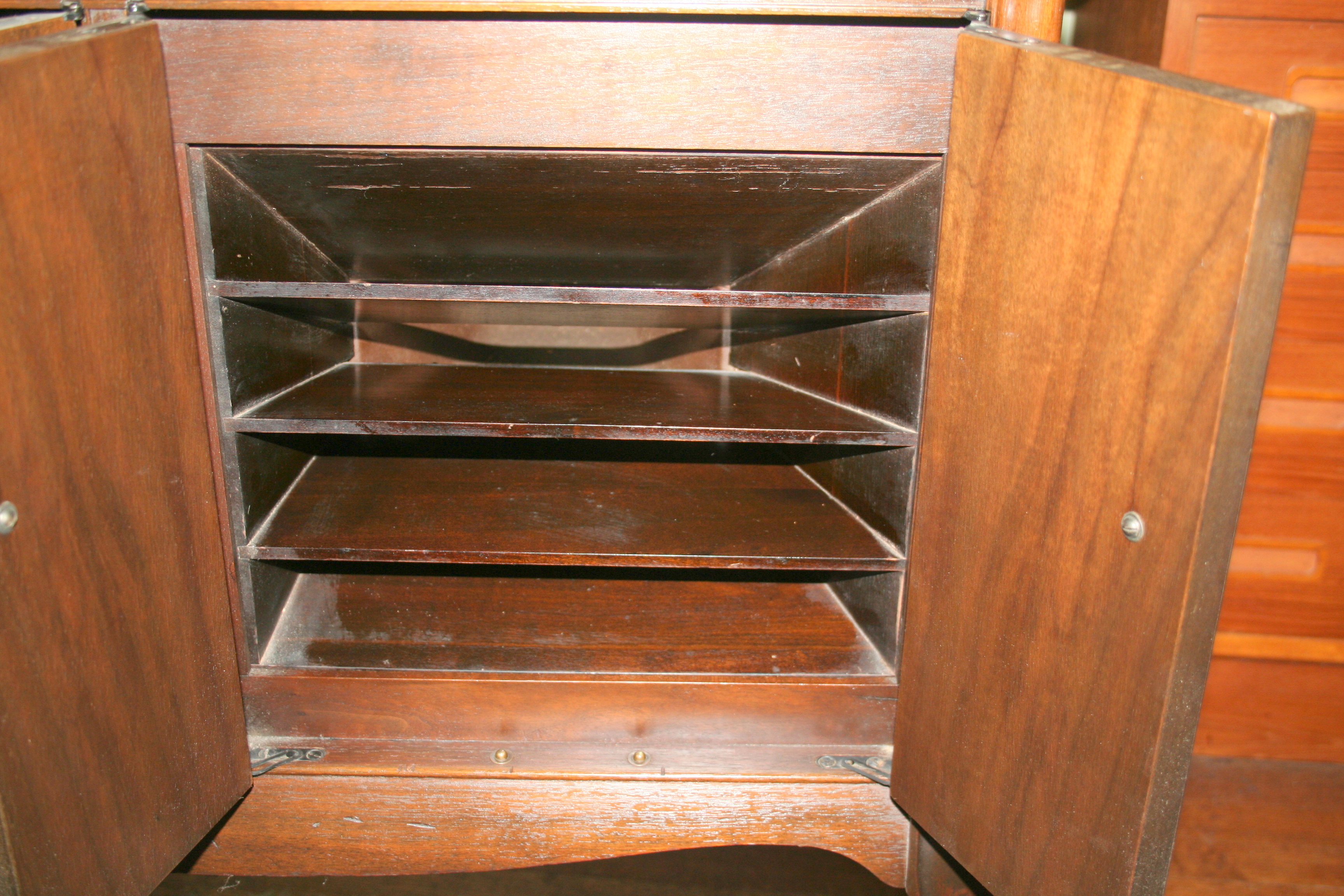 1920s Victrola Record Player in Cabinet