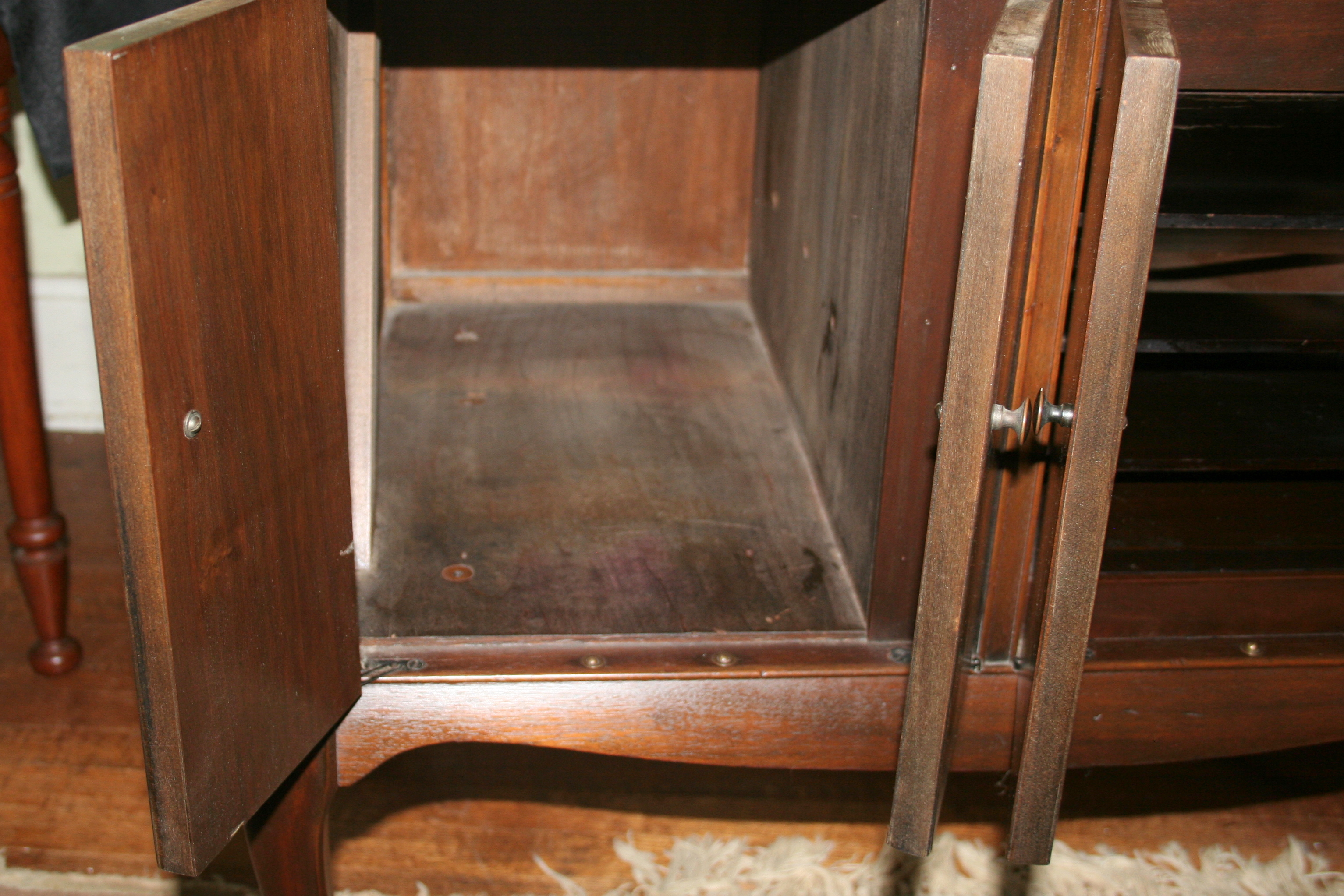 1920s Victrola Record Player in Cabinet