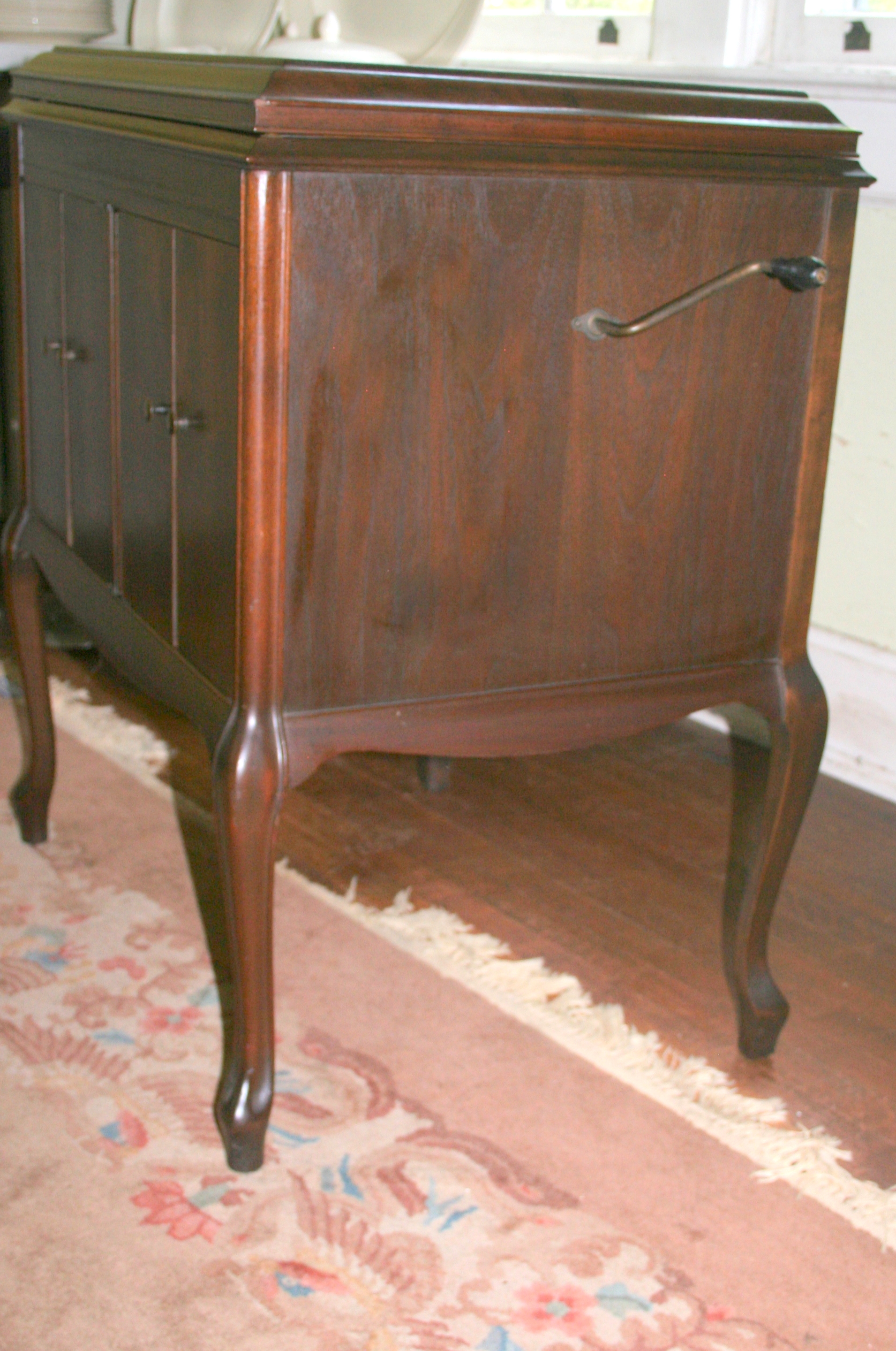 1920s Victrola Record Player in Cabinet