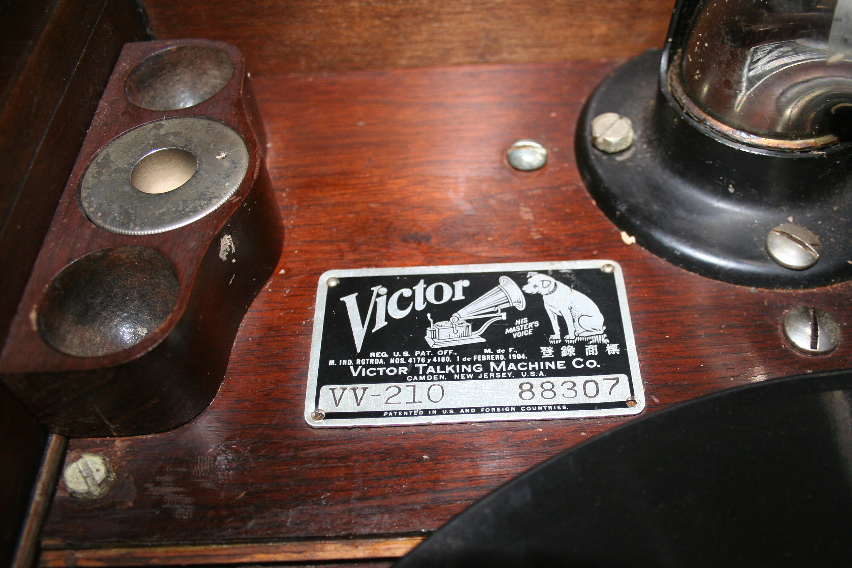 1920s Victrola Record Player in Cabinet