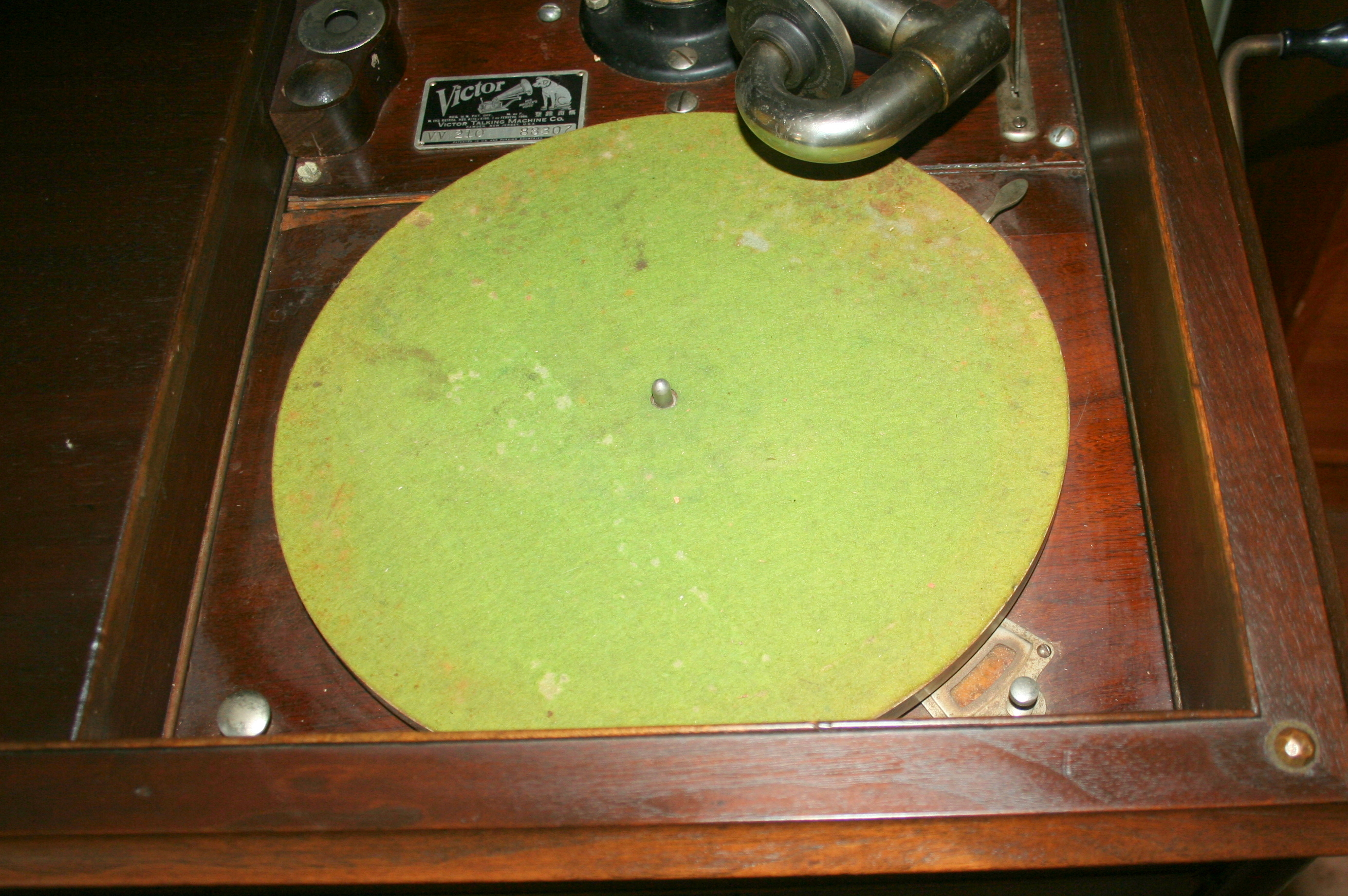 1920s Victrola Record Player in Cabinet