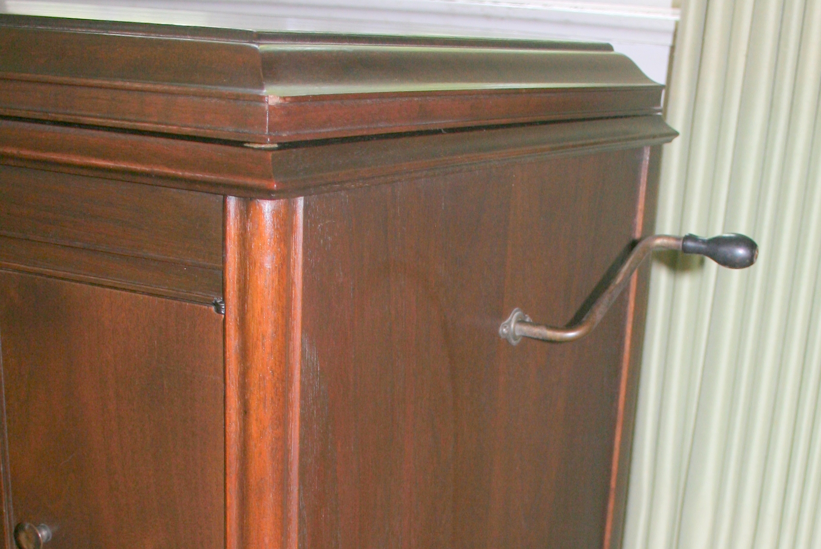 1920s Victrola Record Player in Cabinet
