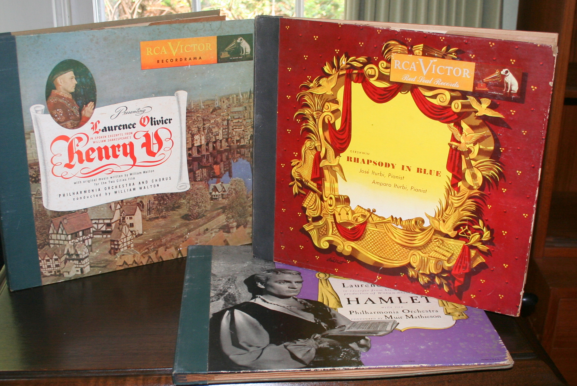 1920s Victrola Record Player in Cabinet