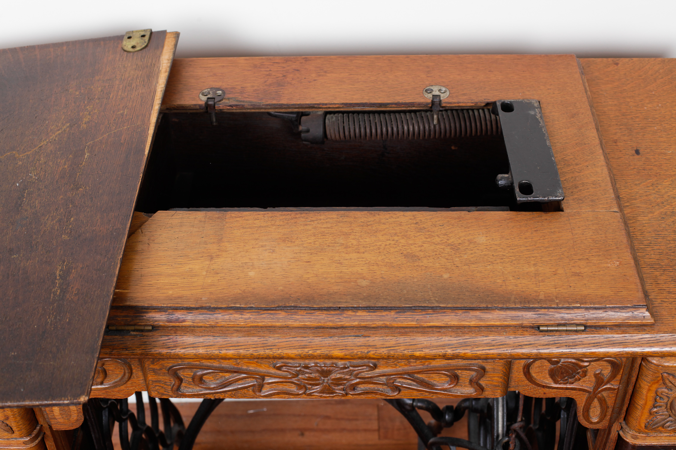 Antique Singer Sewing Machine Cabinet