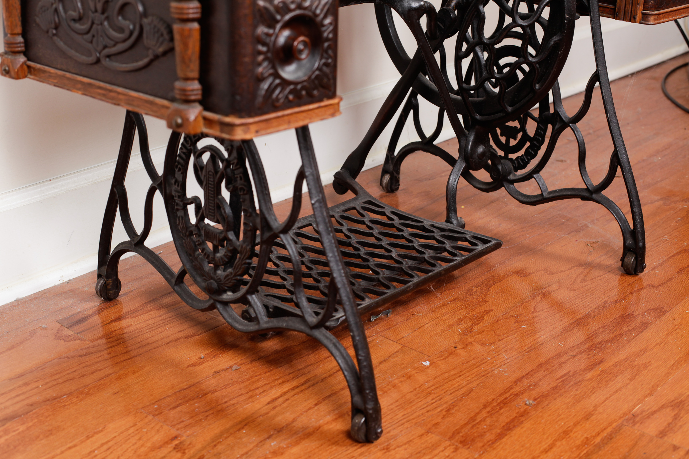 Antique Singer Sewing Machine Cabinet