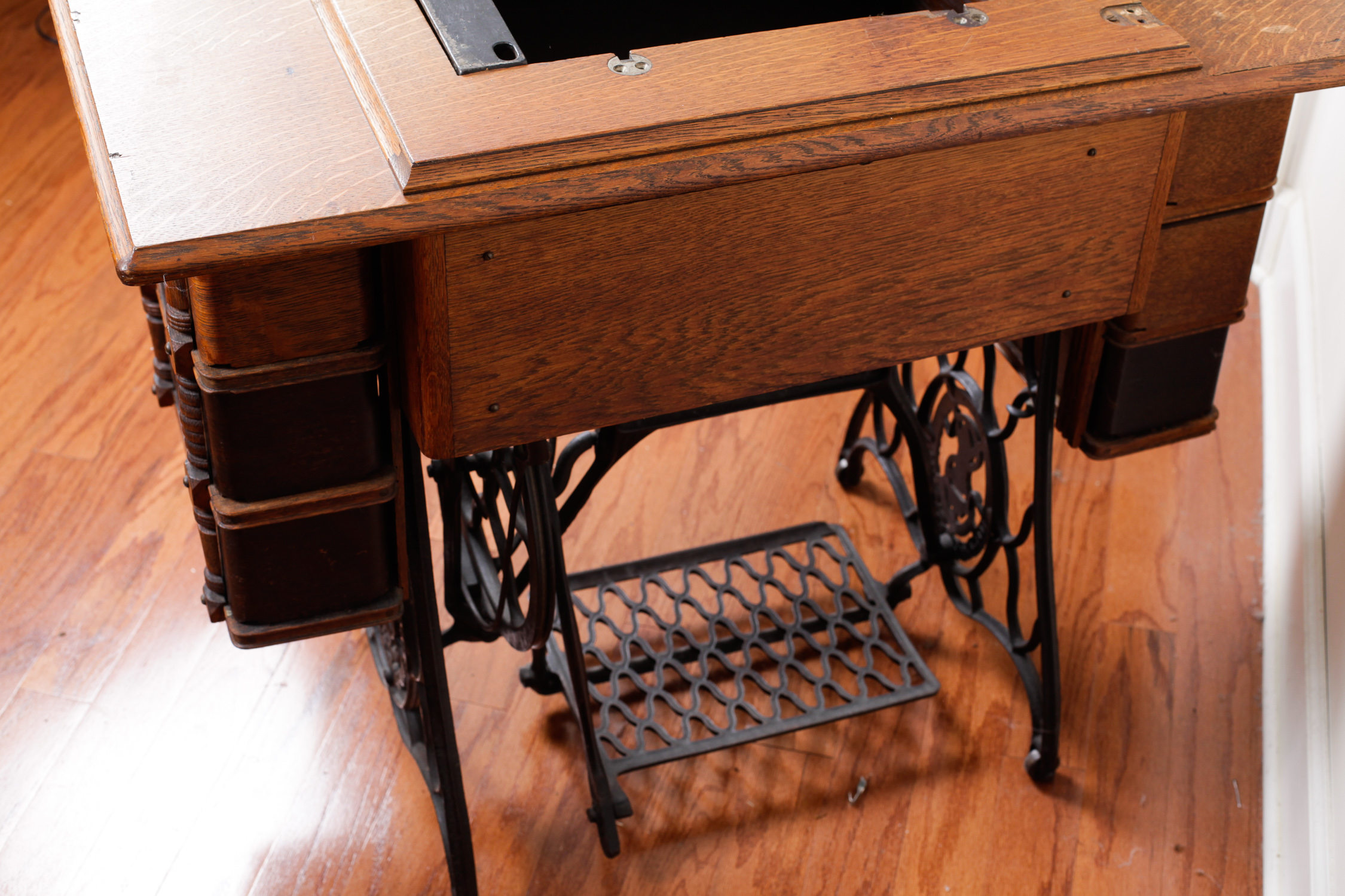 Antique Singer Sewing Machine Cabinet