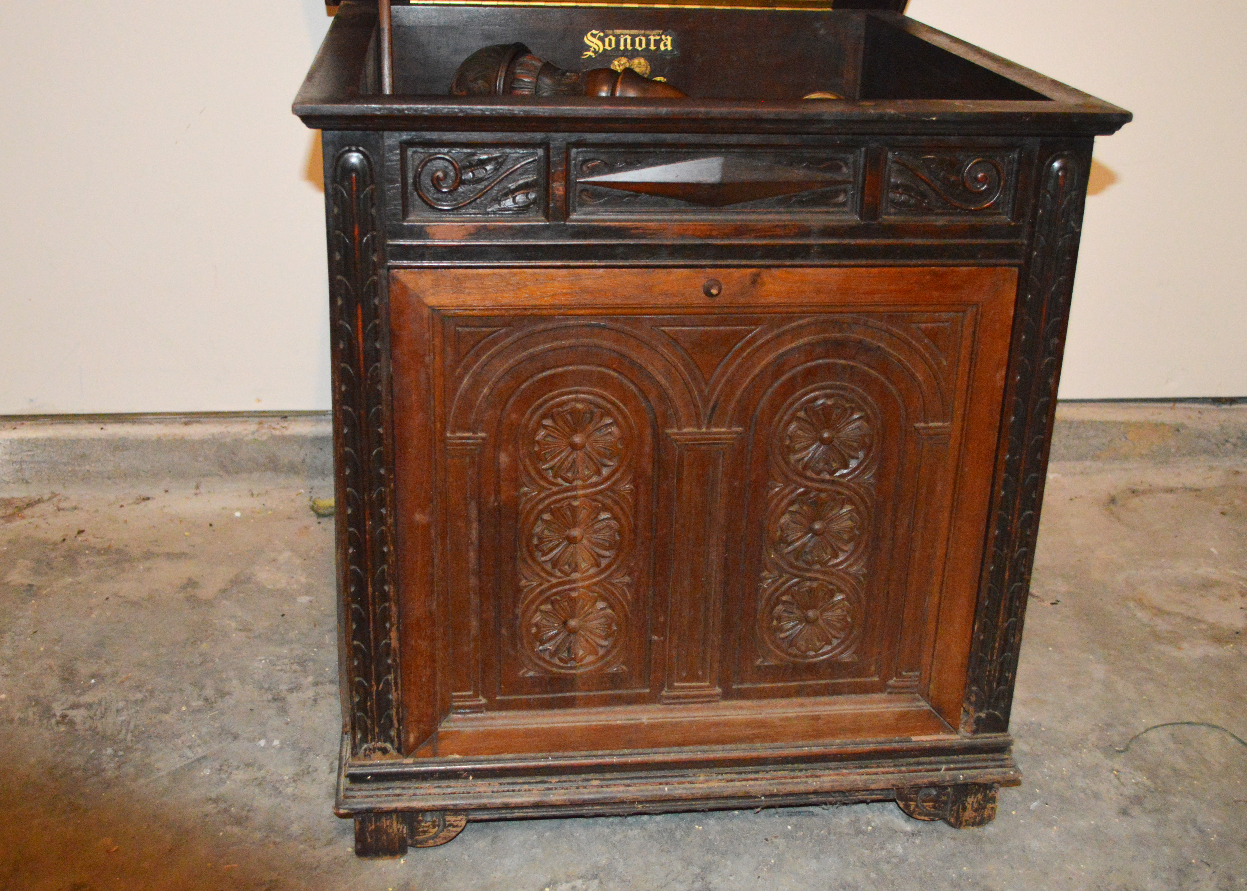 Antique Sonora Hand Crank Phonograph