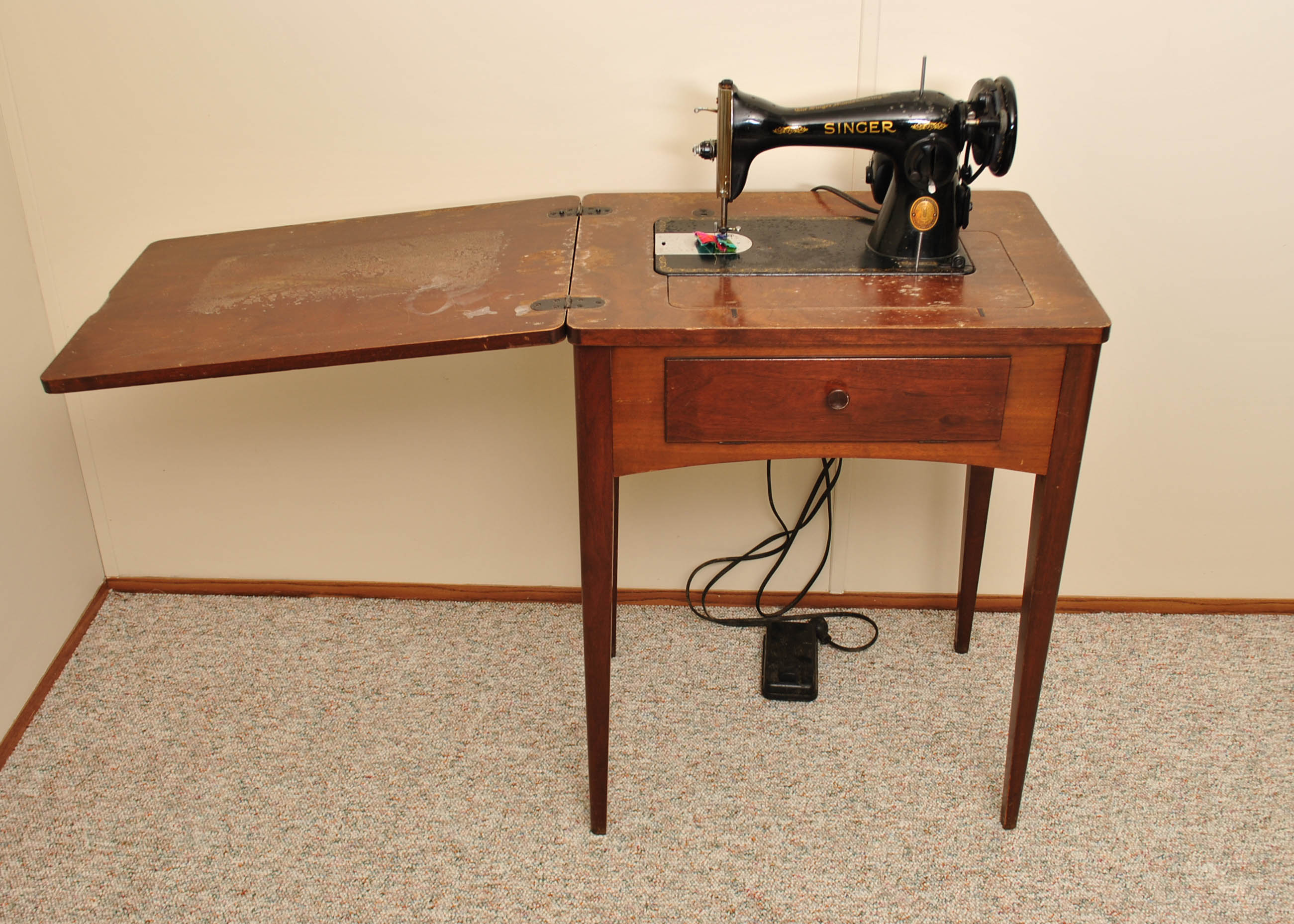 Vintage Singer Sewing Machine in Wooden Cabinet