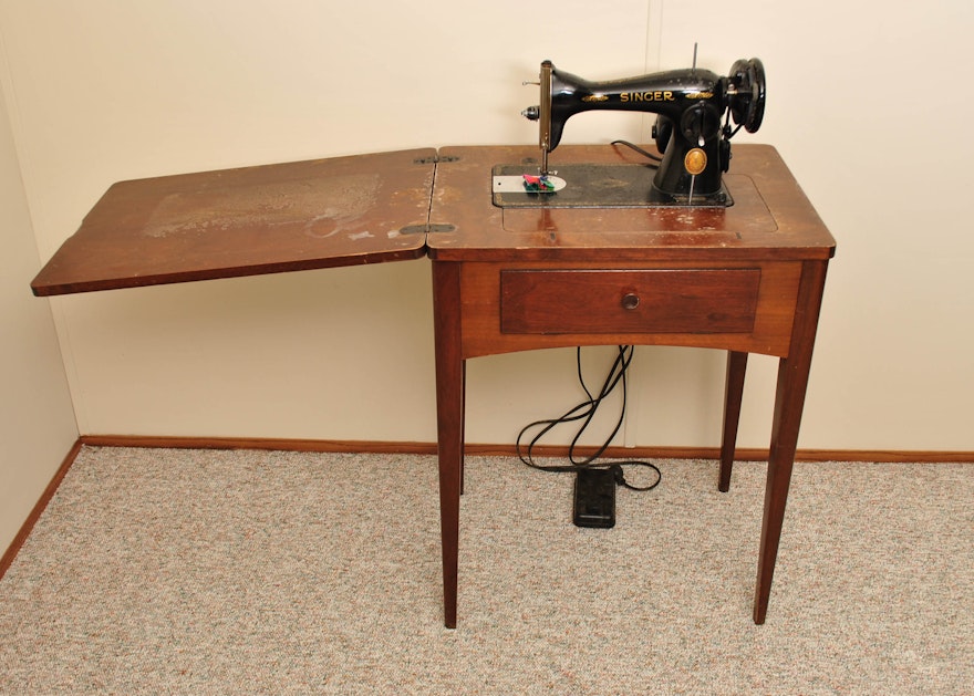 Vintage Singer Sewing Machine in Wooden Cabinet