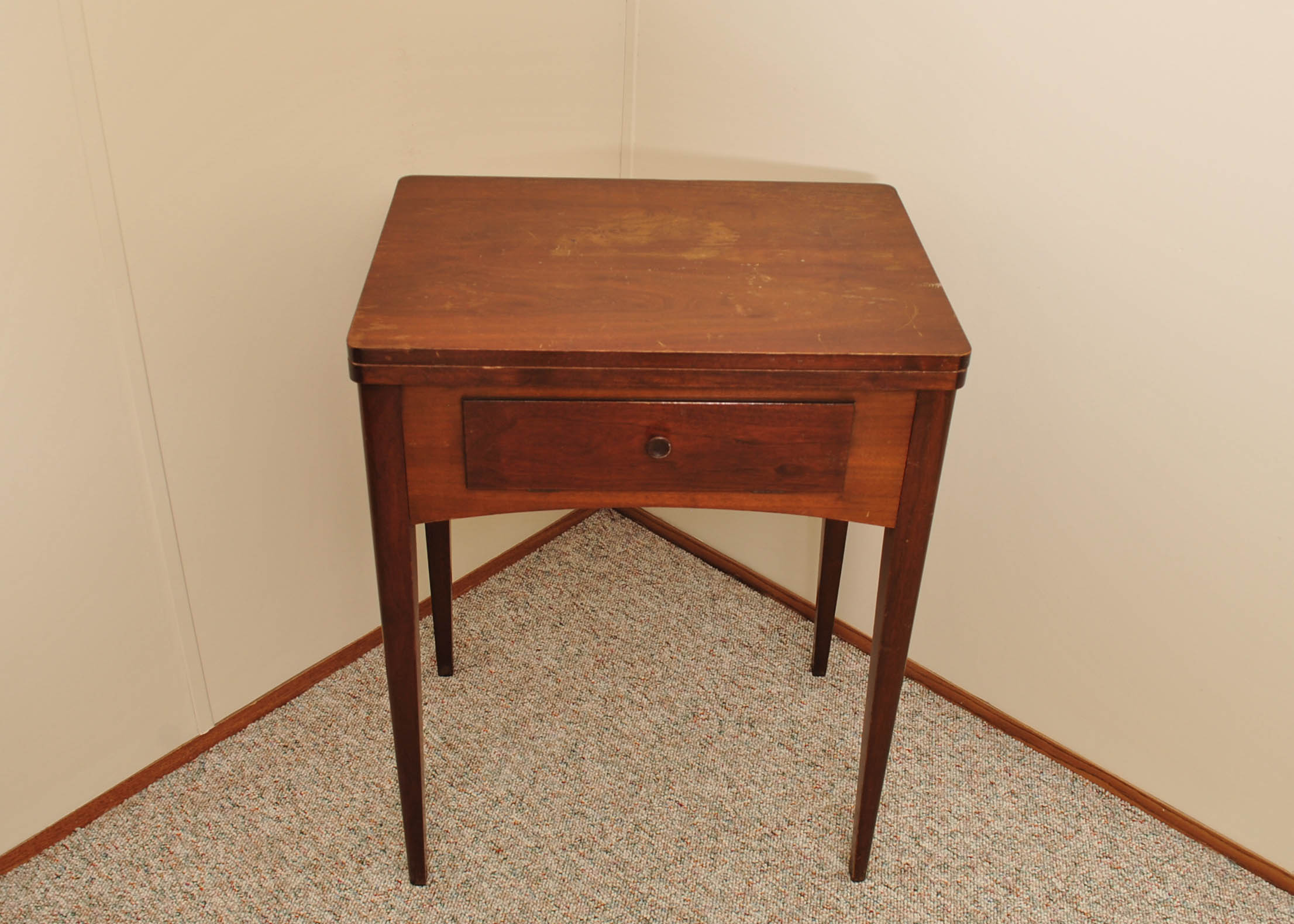 Vintage Singer Sewing Machine in Wooden Cabinet