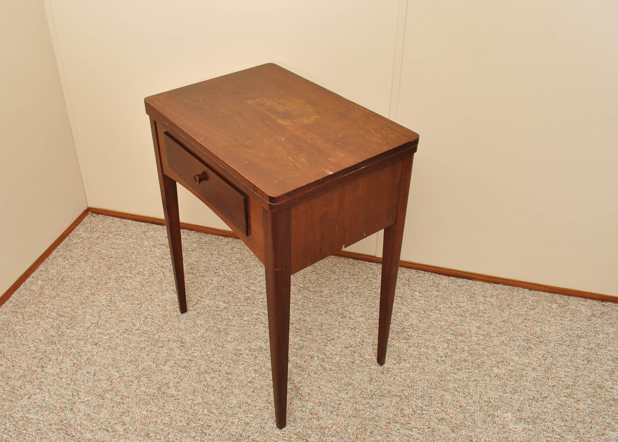 Vintage Singer Sewing Machine in Wooden Cabinet