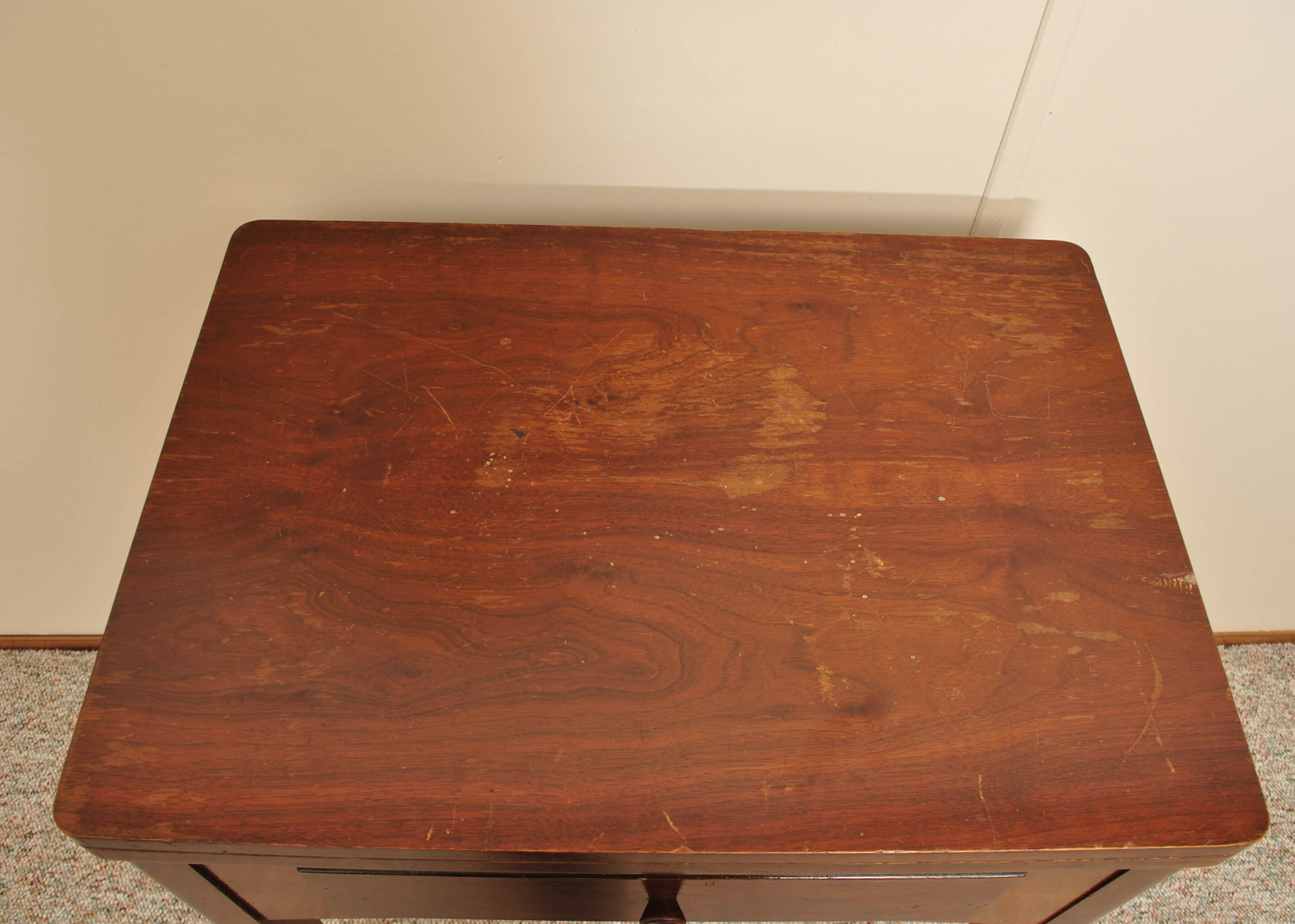 Vintage Singer Sewing Machine in Wooden Cabinet