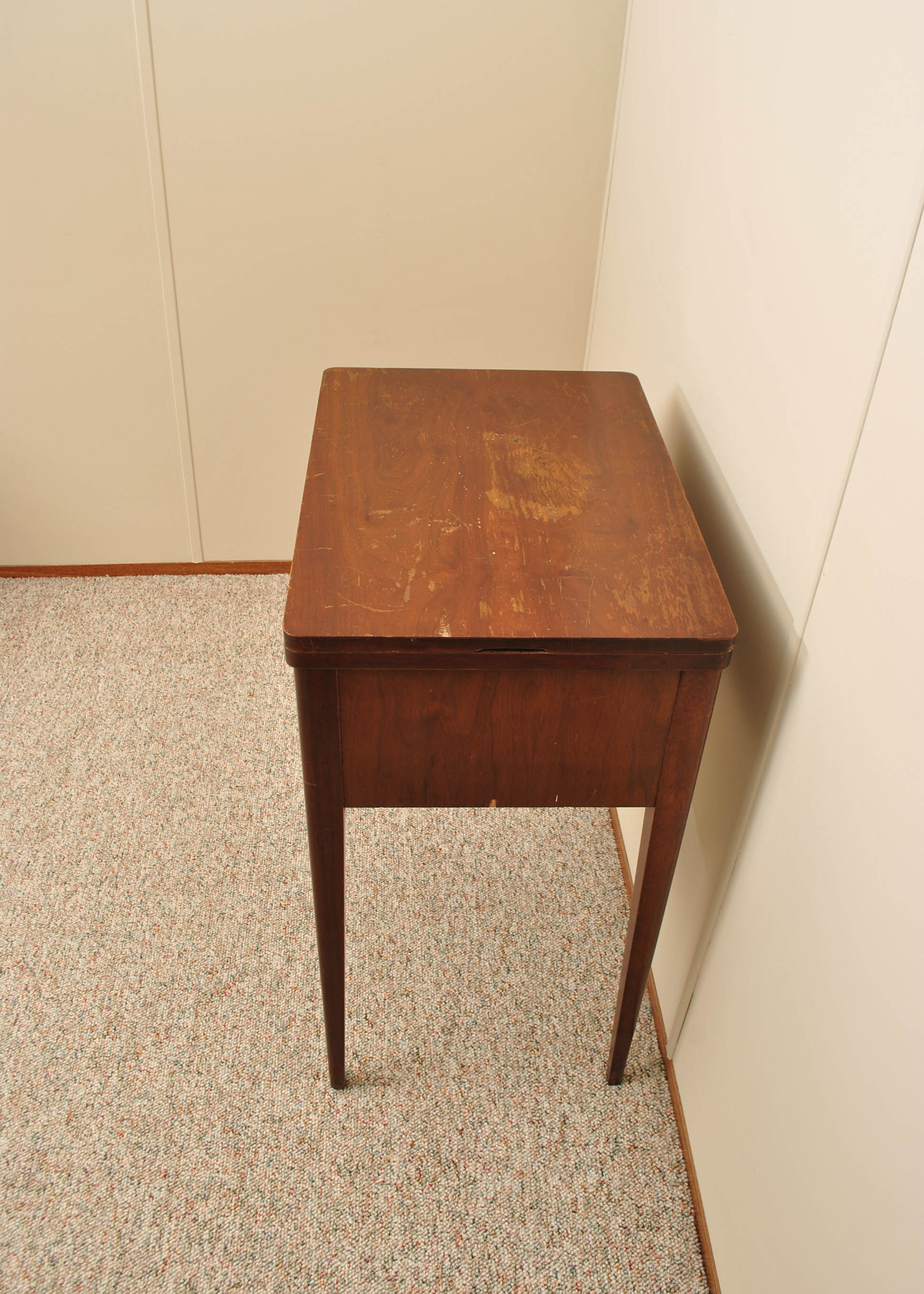 Vintage Singer Sewing Machine in Wooden Cabinet