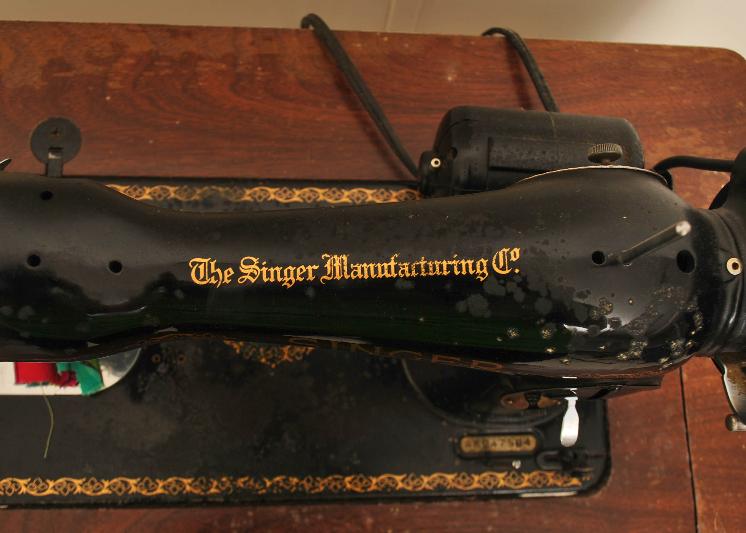 Vintage Singer Sewing Machine in Wooden Cabinet