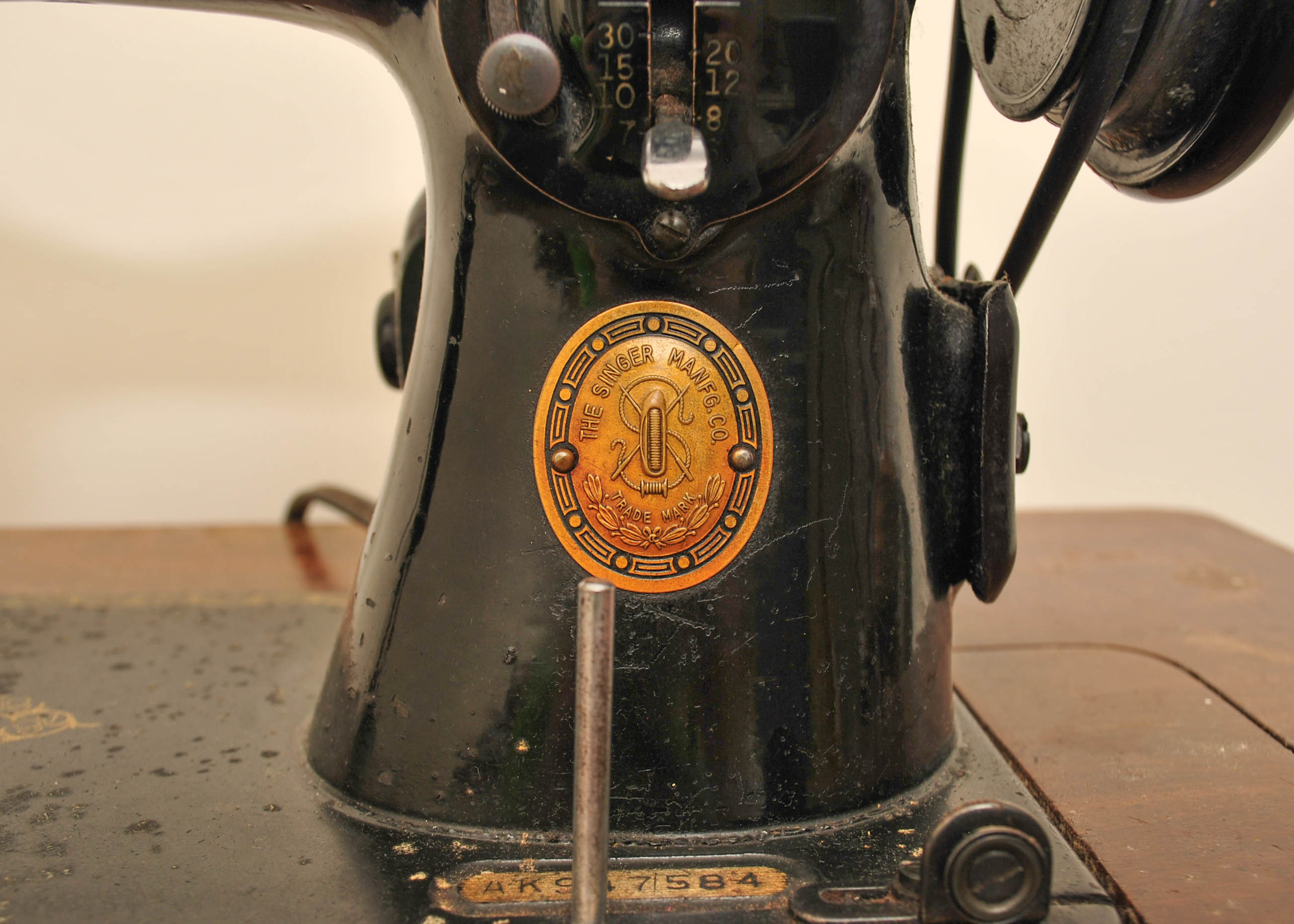 Vintage Singer Sewing Machine in Wooden Cabinet
