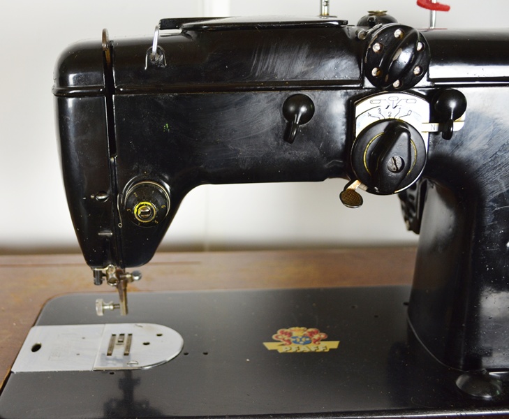 Pfaff 230 Sewing Machine and Cabinet